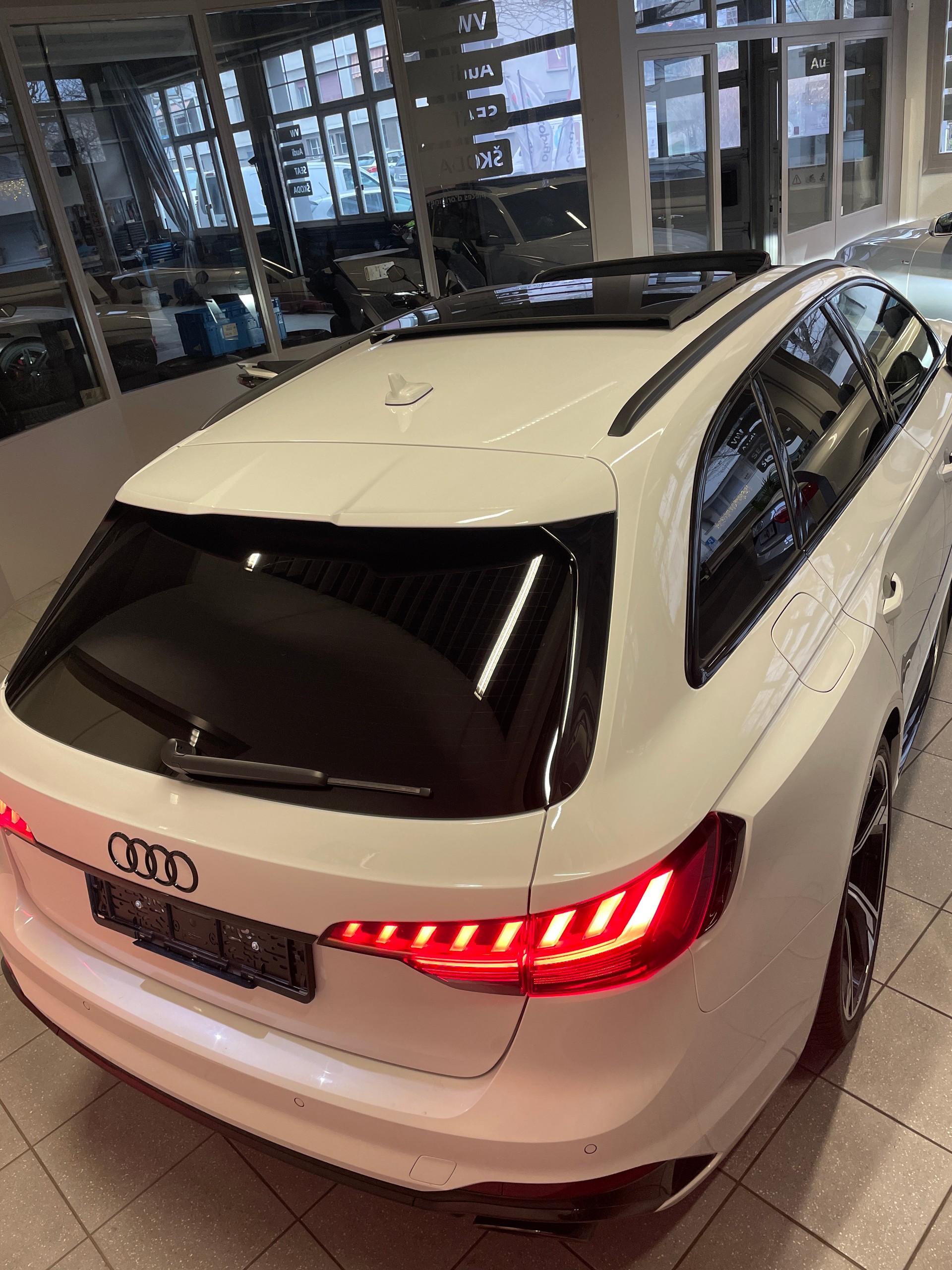 AUDI RS4 Avant quattro tiptronic-image-5