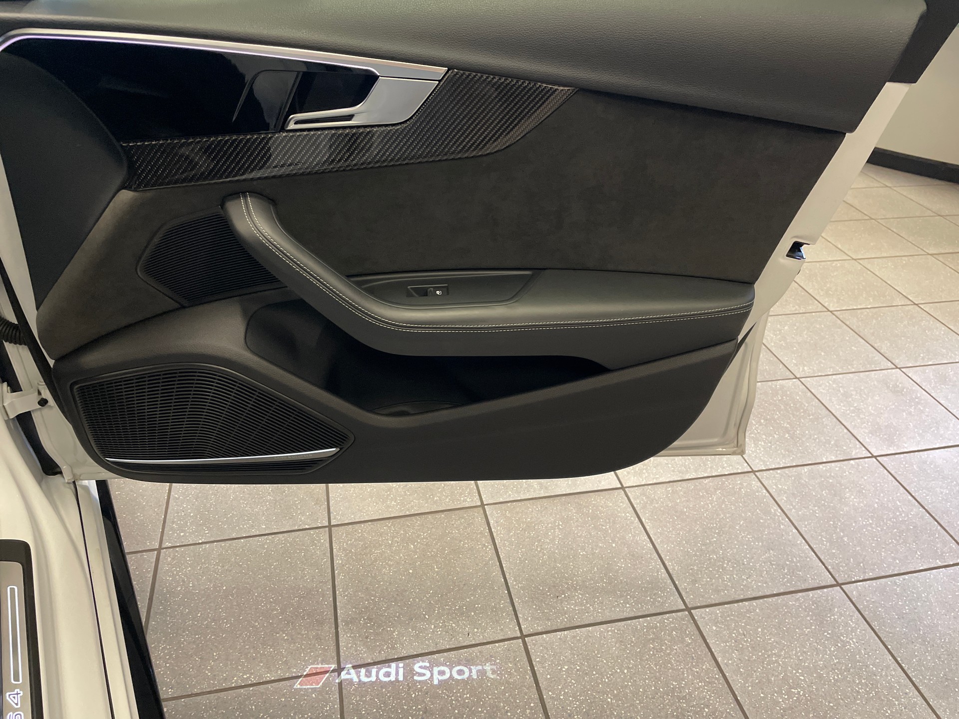 AUDI RS4 Avant quattro tiptronic-image-3