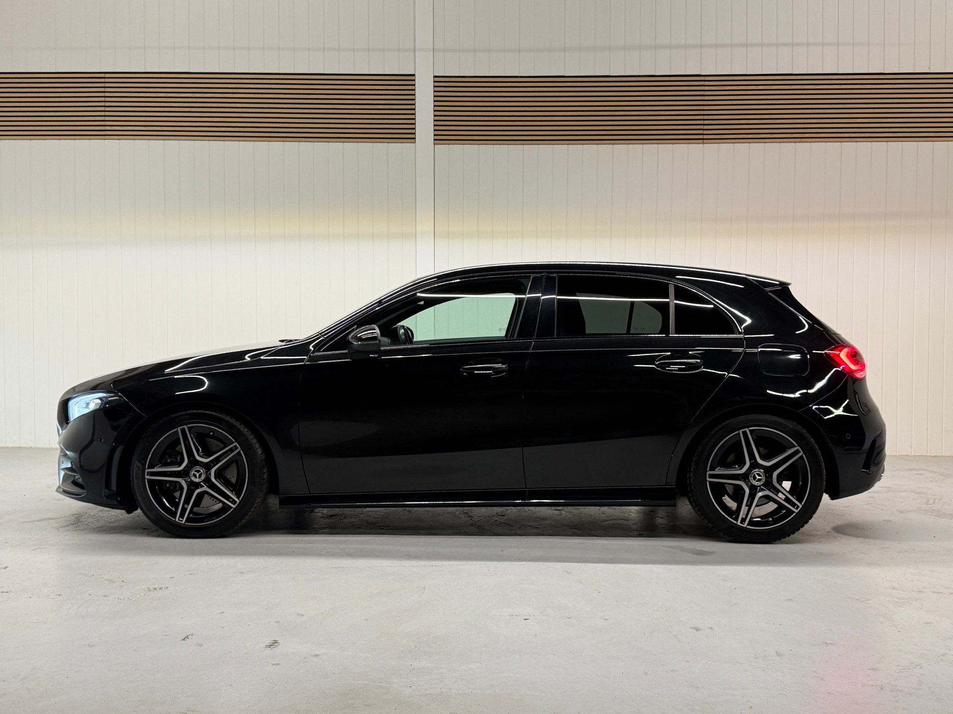 MERCEDES-BENZ A 250 AMG Line 7G-DCT-showroom-element-1