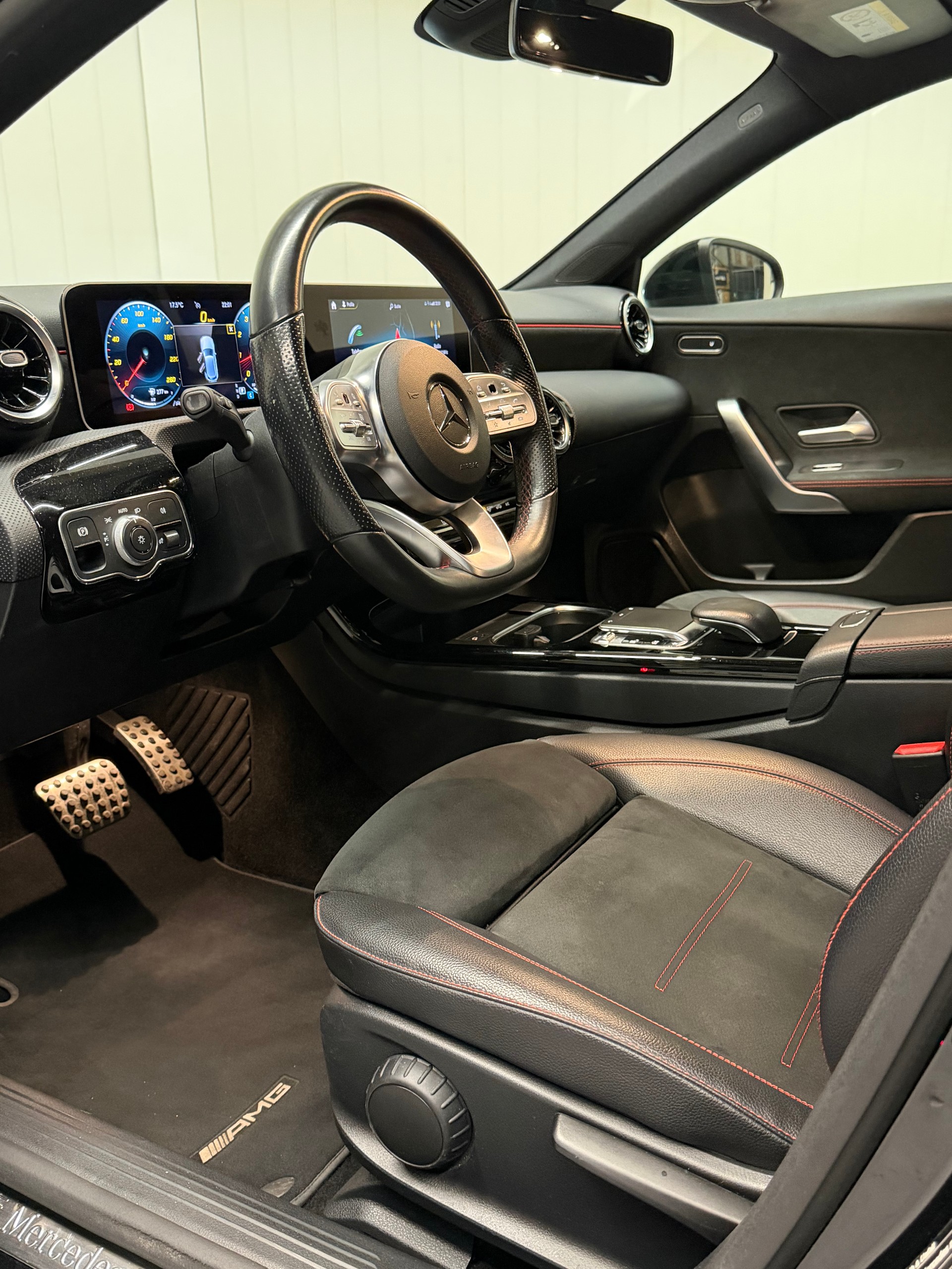MERCEDES-BENZ A 250 AMG Line 7G-DCT-image-9