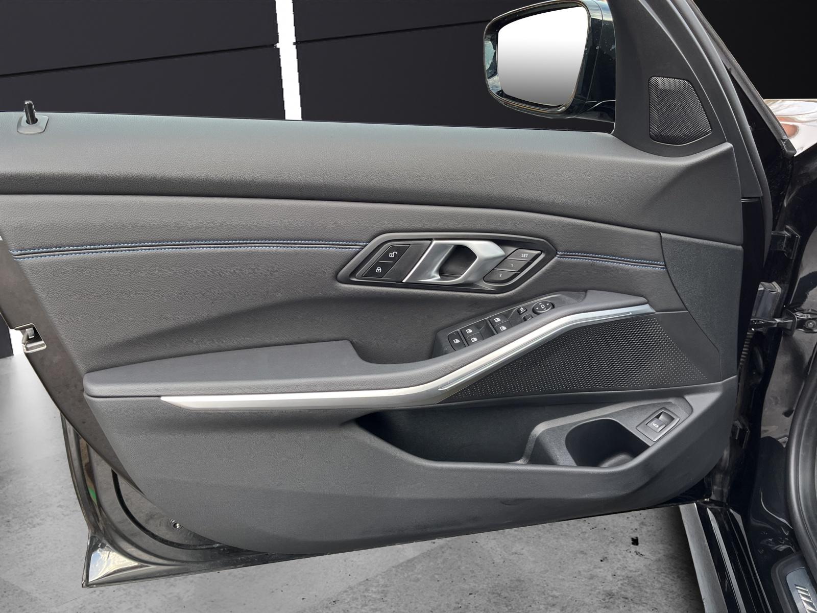 BMW 320d xDrive Touring-image-7