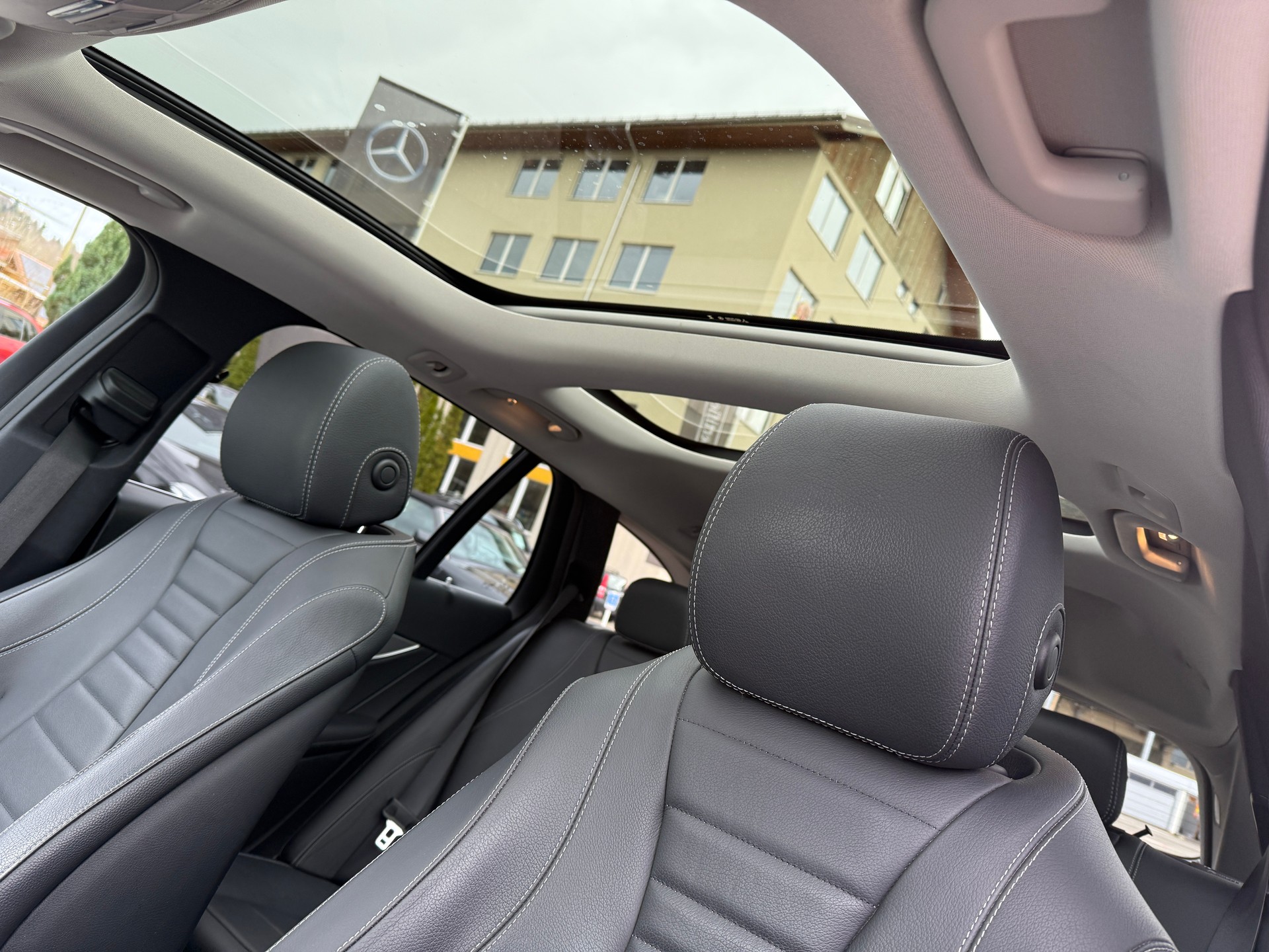 MERCEDES-BENZ E 200 Avantgarde 4 Matic-image-11