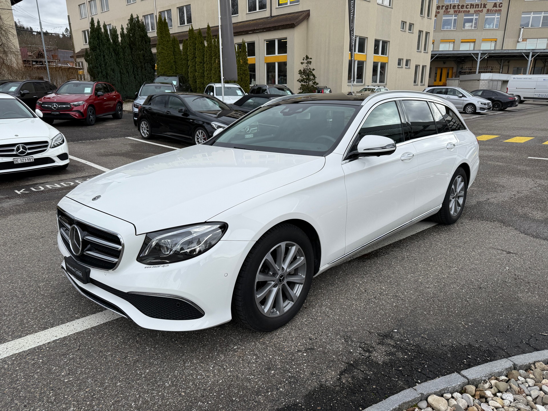 MERCEDES-BENZ E 200 Avantgarde 4 Matic-image-2