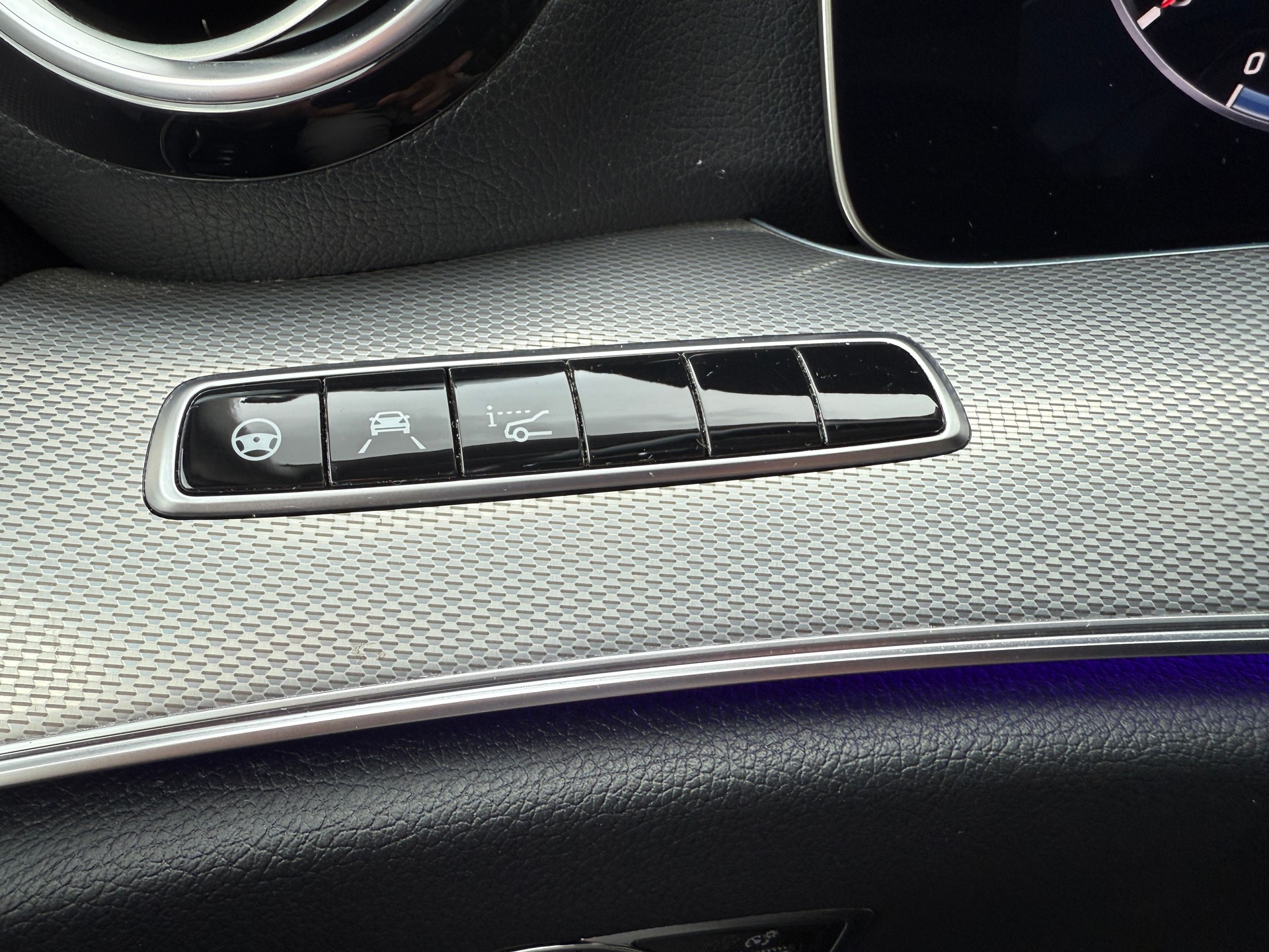 MERCEDES-BENZ E 200 Avantgarde 4 Matic-image-14