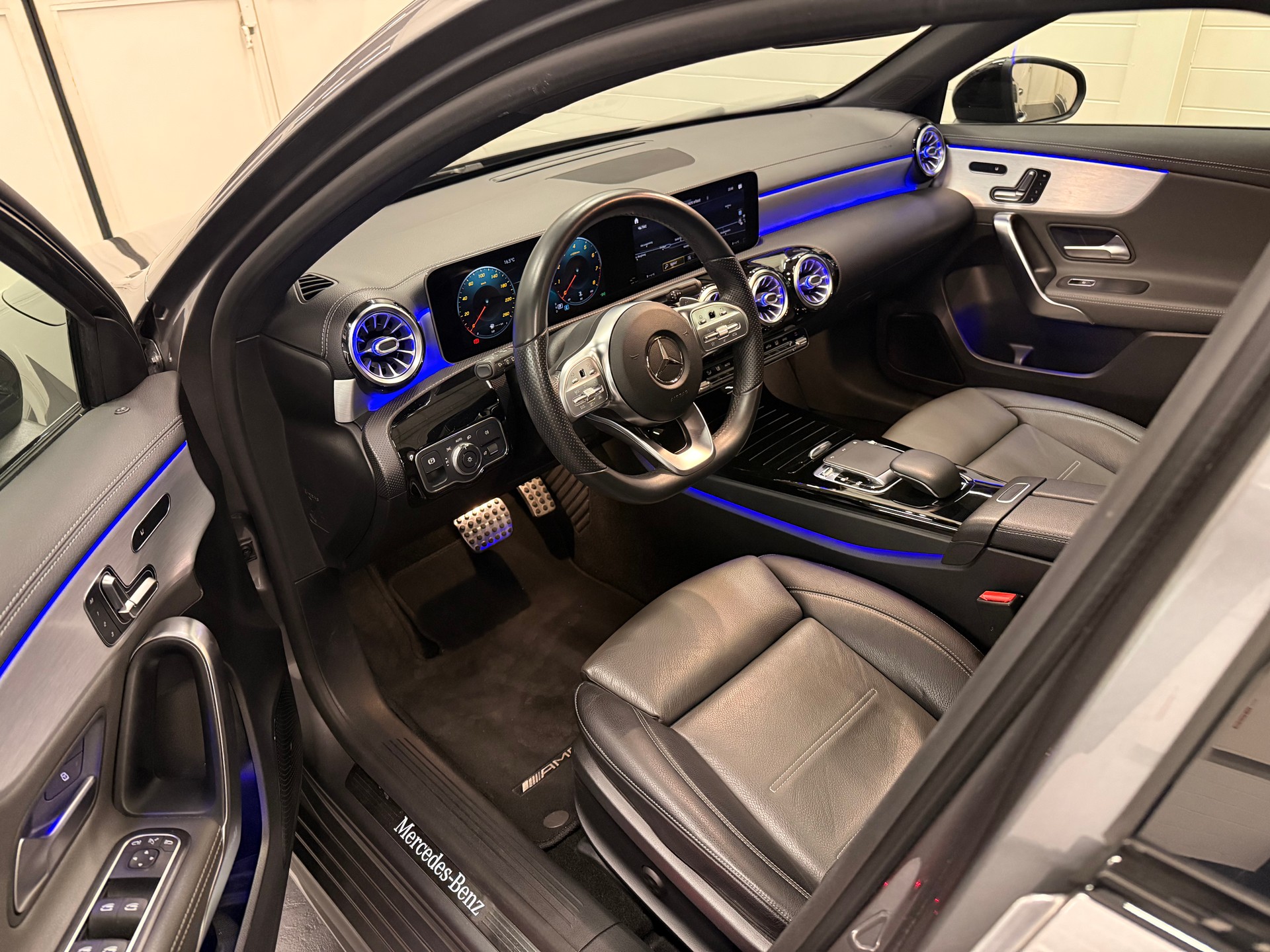MERCEDES-BENZ A 250 AMG Line 7G-DCT-image-10