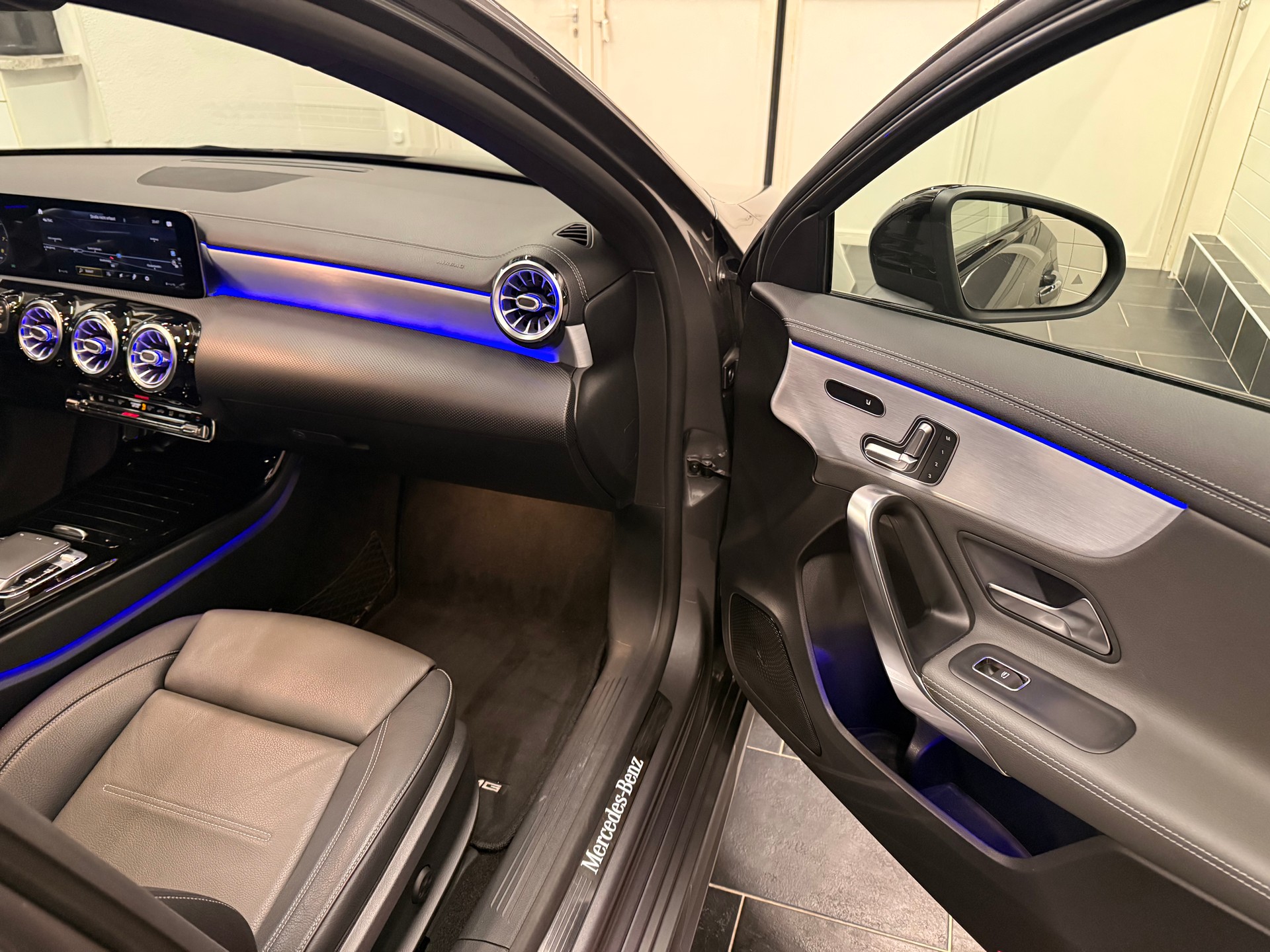 MERCEDES-BENZ A 250 AMG Line 7G-DCT-image-7