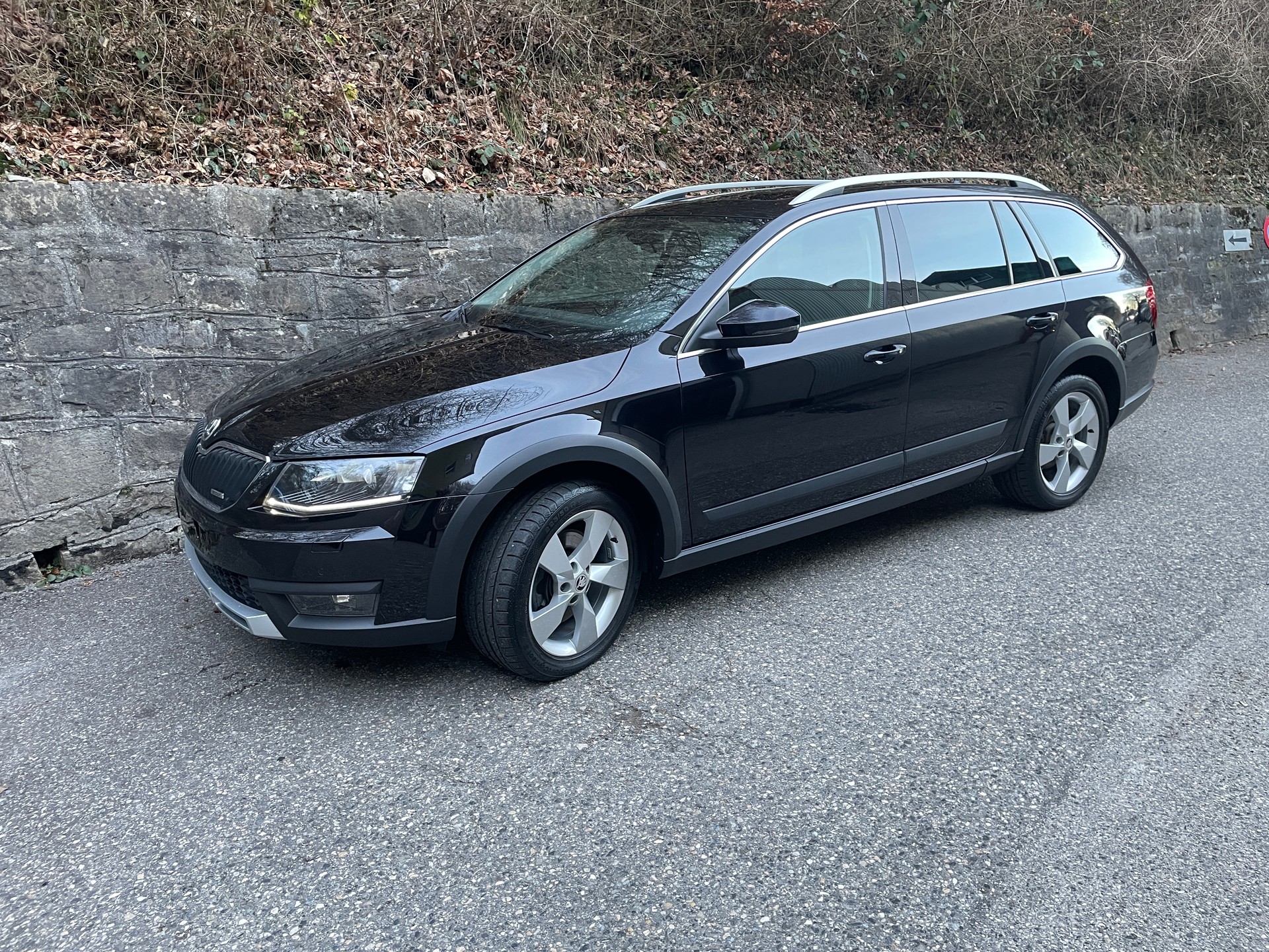 SKODA Octavia Combi 2.0 TDI Scout *** 4x4 *** DSG ** ATTELAGE ** ALCANTARA-CUIR **-image-13