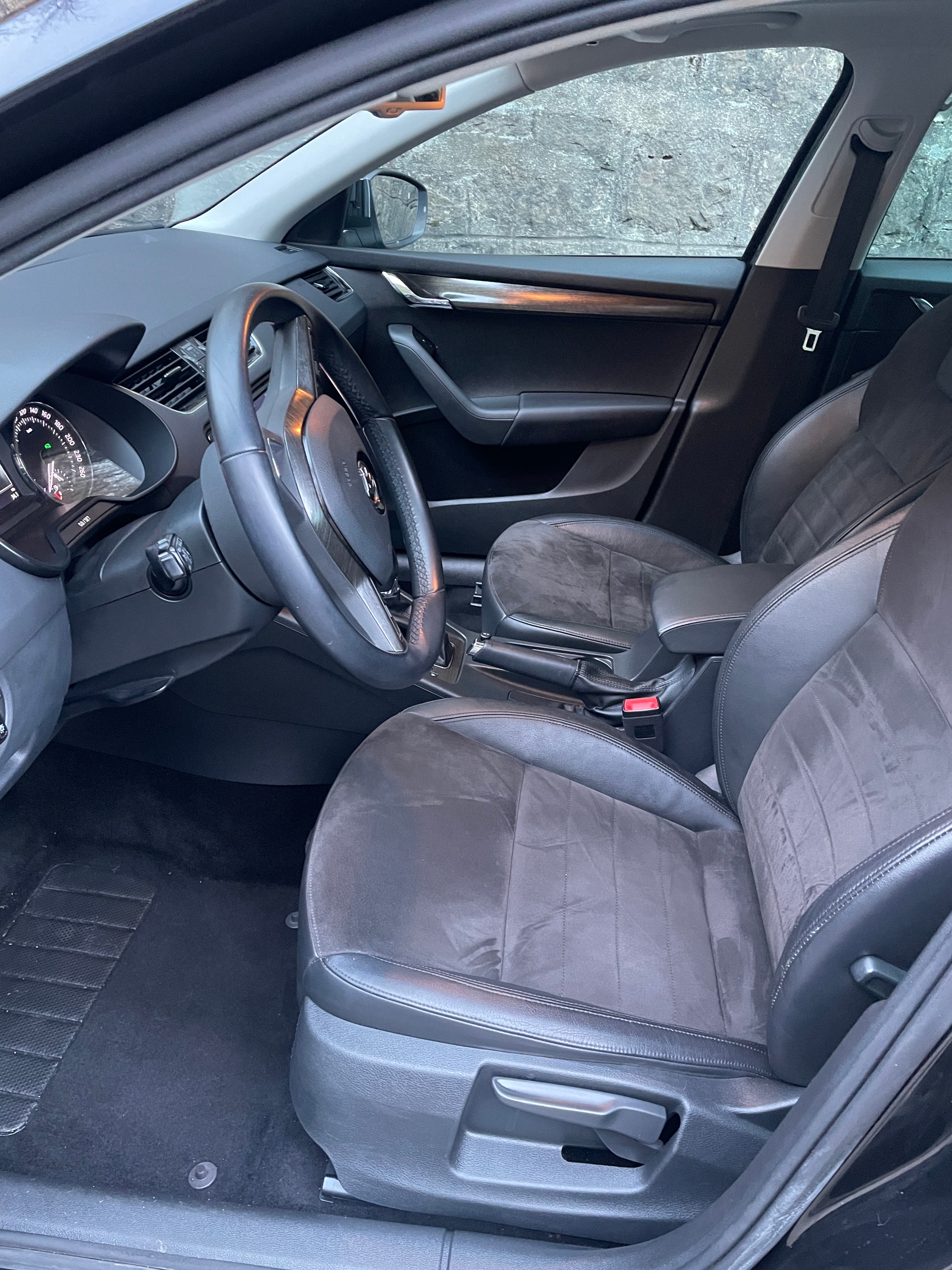 SKODA Octavia Combi 2.0 TDI Scout *** 4x4 *** DSG ** ATTELAGE ** ALCANTARA-CUIR **-image-6