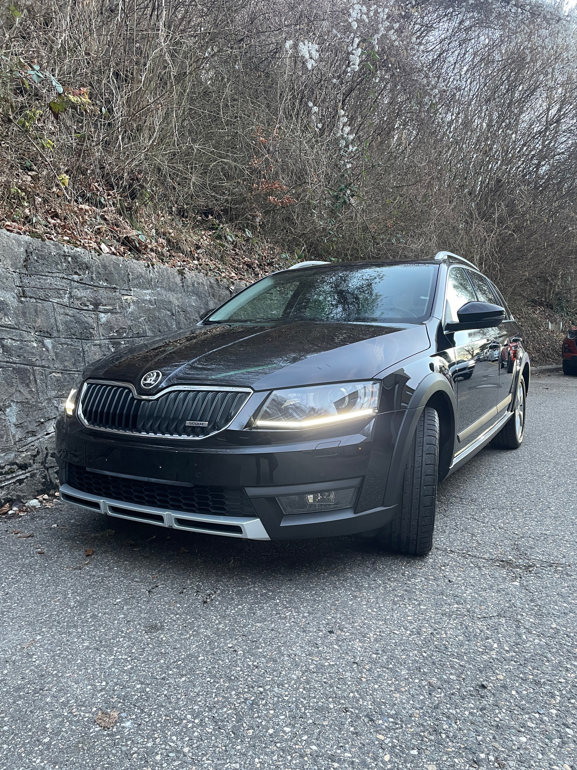 SKODA Octavia Combi 2.0 TDI Scout *** 4x4 *** DSG ** ATTELAGE ** ALCANTARA-CUIR **-image-4