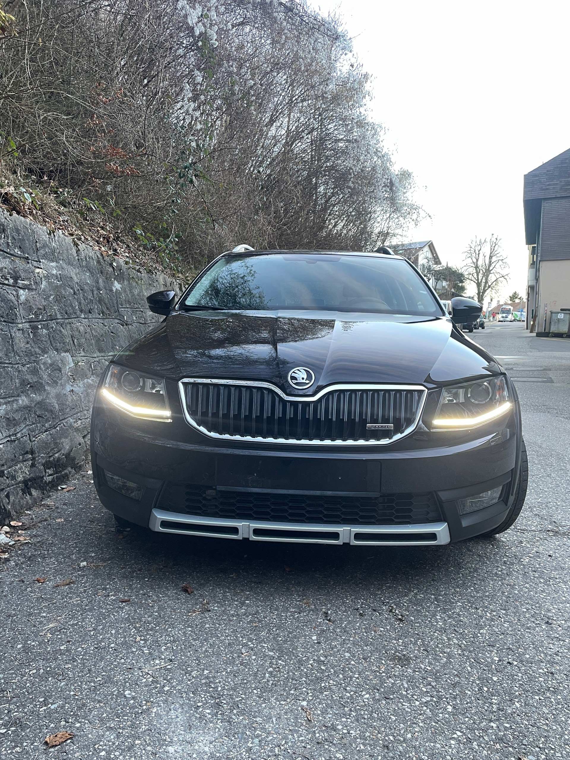 SKODA Octavia Combi 2.0 TDI Scout *** 4x4 *** DSG ** ATTELAGE ** ALCANTARA-CUIR **-image-3