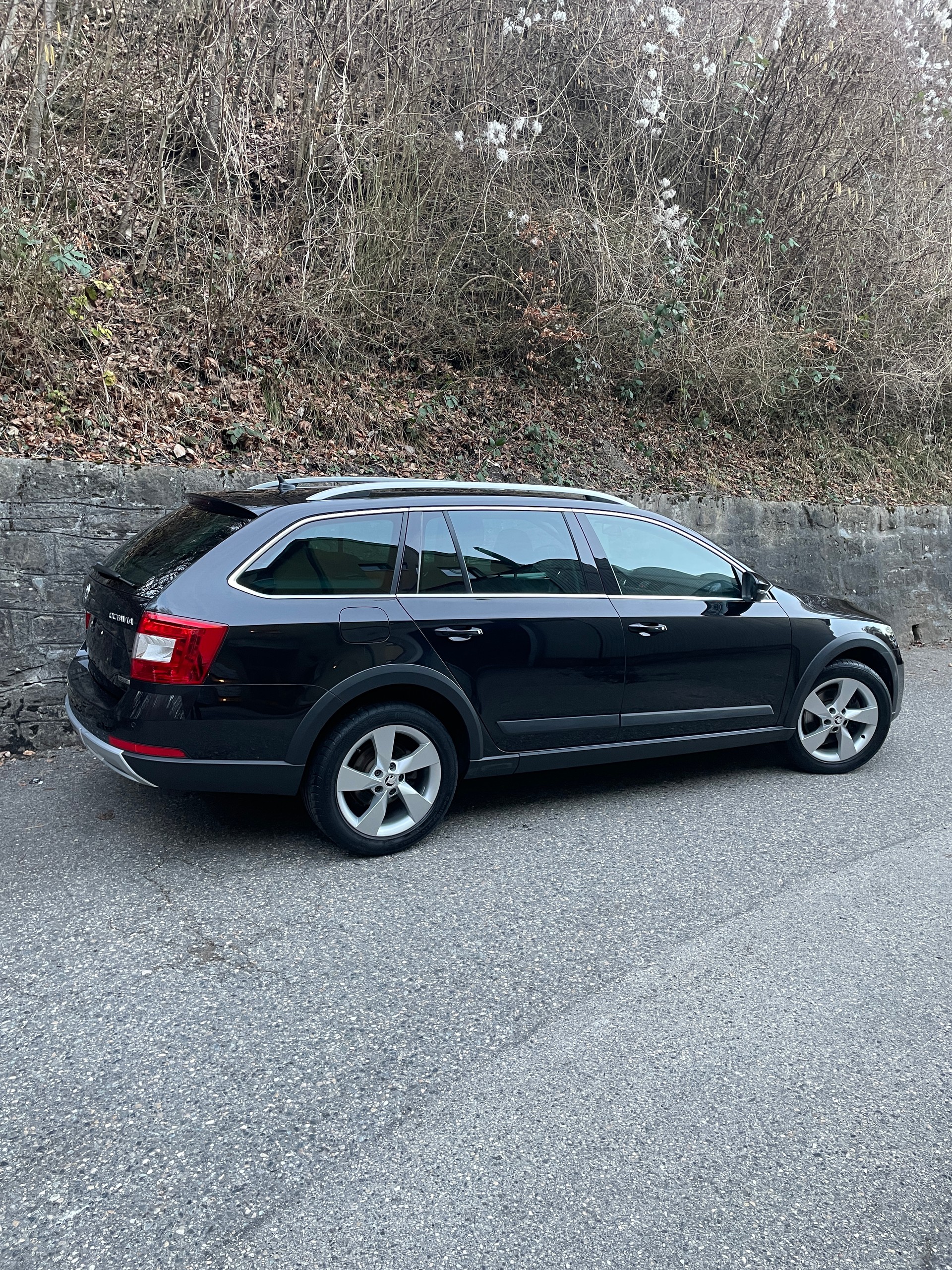 SKODA Octavia Combi 2.0 TDI Scout *** 4x4 *** DSG ** ATTELAGE ** ALCANTARA-CUIR **-image-9