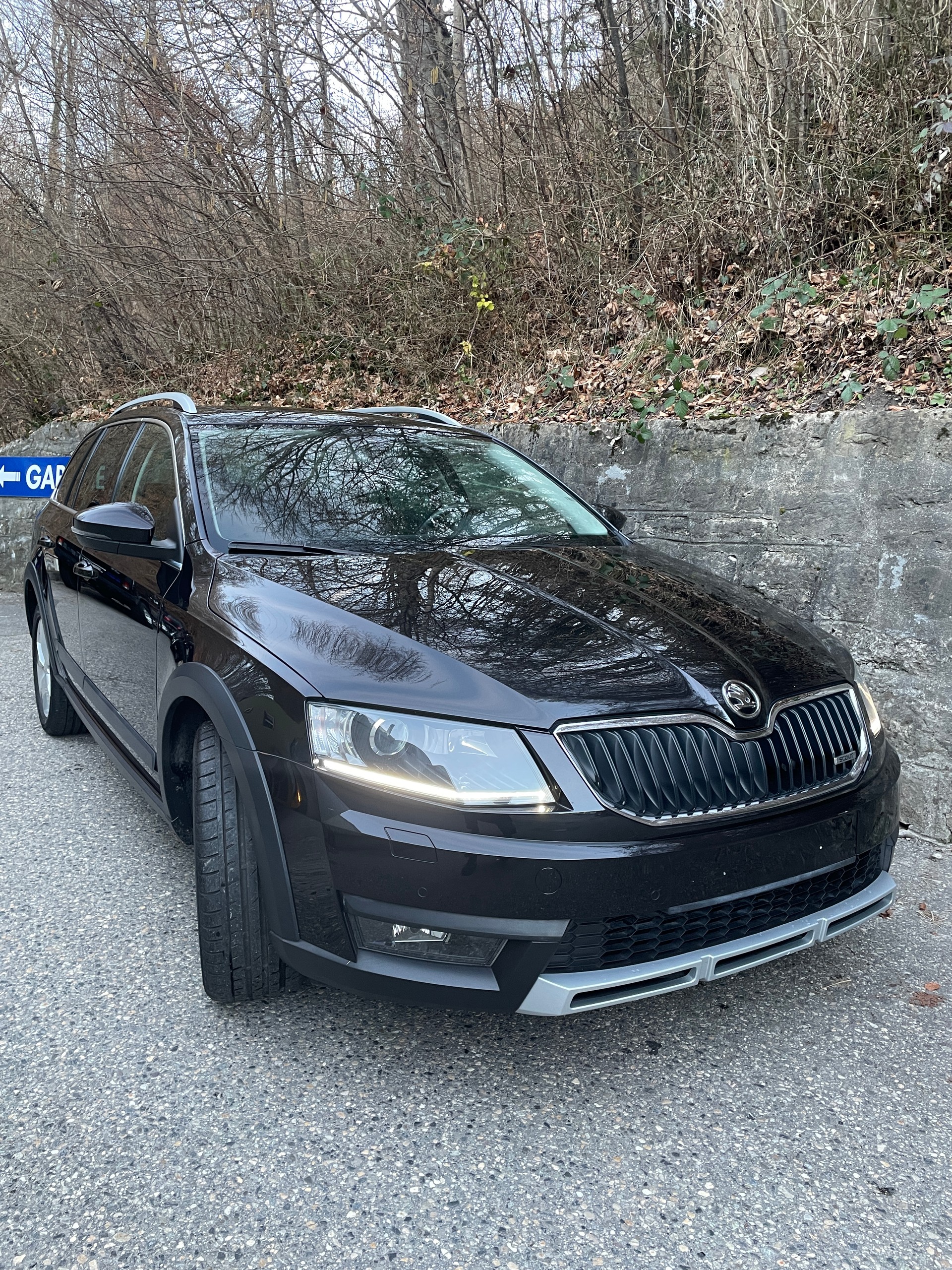 SKODA Octavia Combi 2.0 TDI Scout *** 4x4 *** DSG ** ATTELAGE ** ALCANTARA-CUIR **-image-14