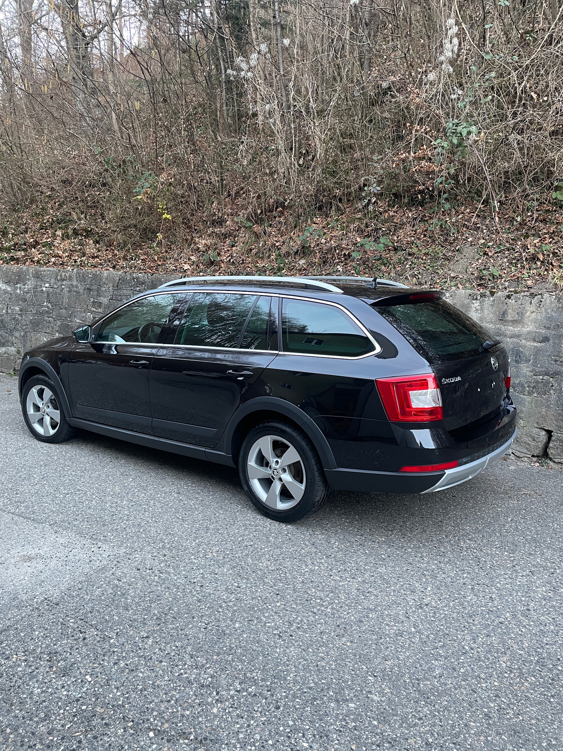 SKODA Octavia Combi 2.0 TDI Scout *** 4x4 *** DSG ** ATTELAGE ** ALCANTARA-CUIR **-image-1