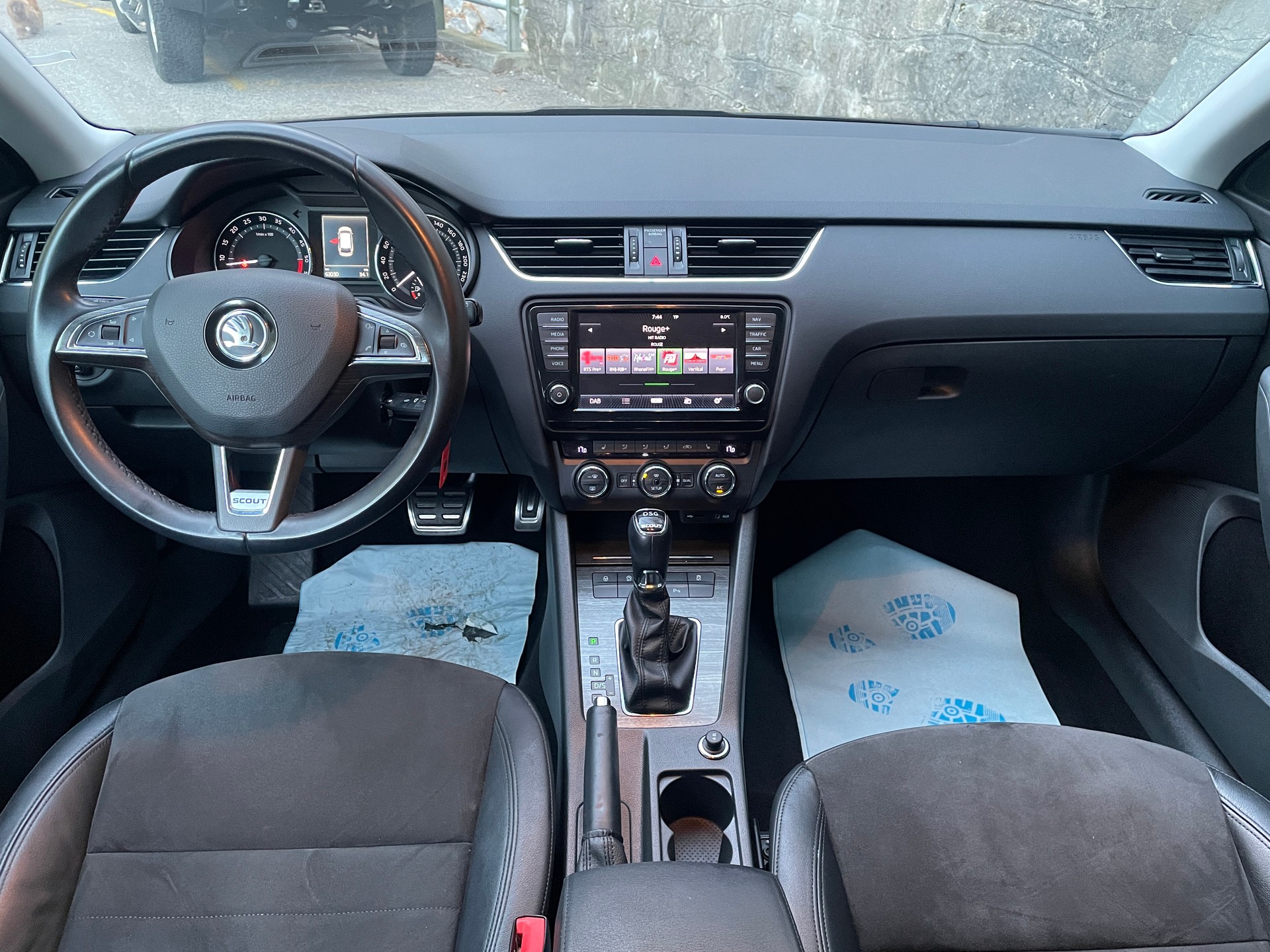 SKODA Octavia Combi 2.0 TDI Scout *** 4x4 *** DSG ** ATTELAGE ** ALCANTARA-CUIR **-image-12