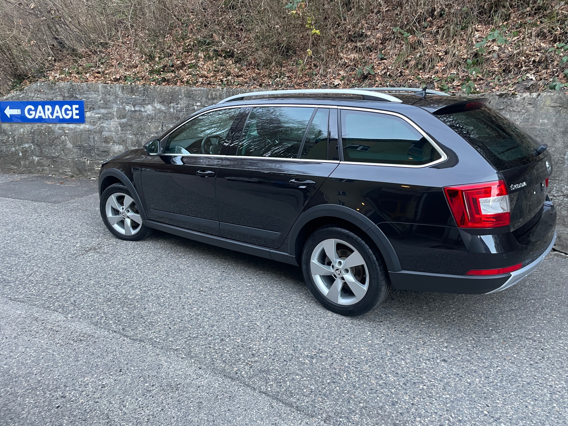 SKODA Octavia Combi 2.0 TDI Scout *** 4x4 *** DSG ** ATTELAGE ** ALCANTARA-CUIR **-image-8