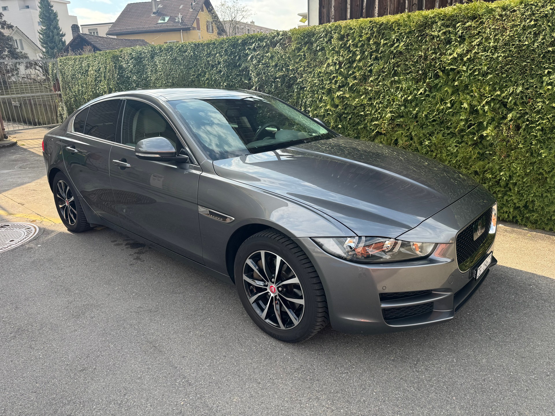 JAGUAR XE 20d AWD Automat-image-1