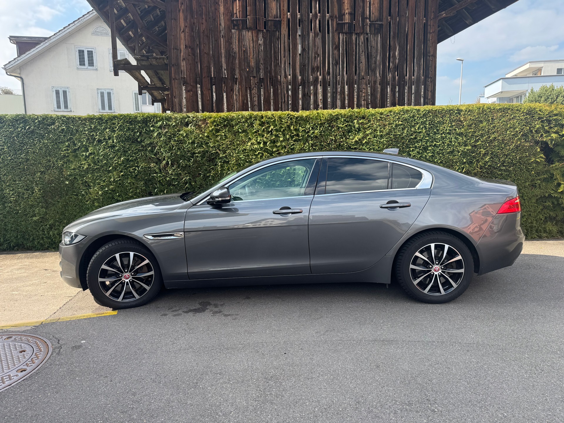 JAGUAR XE 20d AWD Automat-image-2