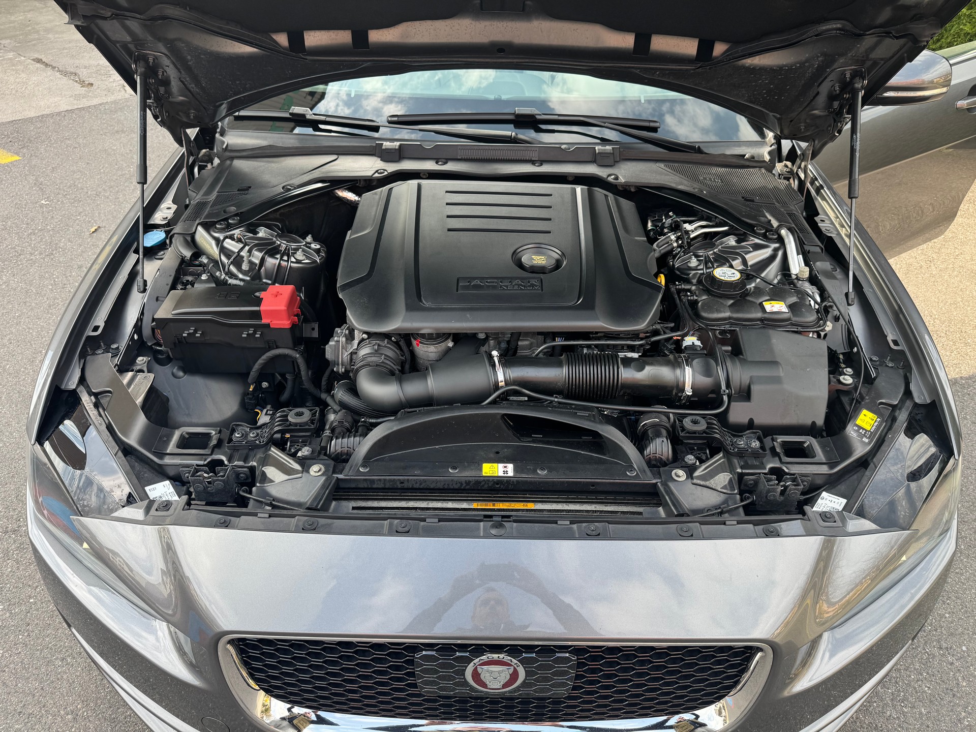 JAGUAR XE 20d AWD Automat-image-5