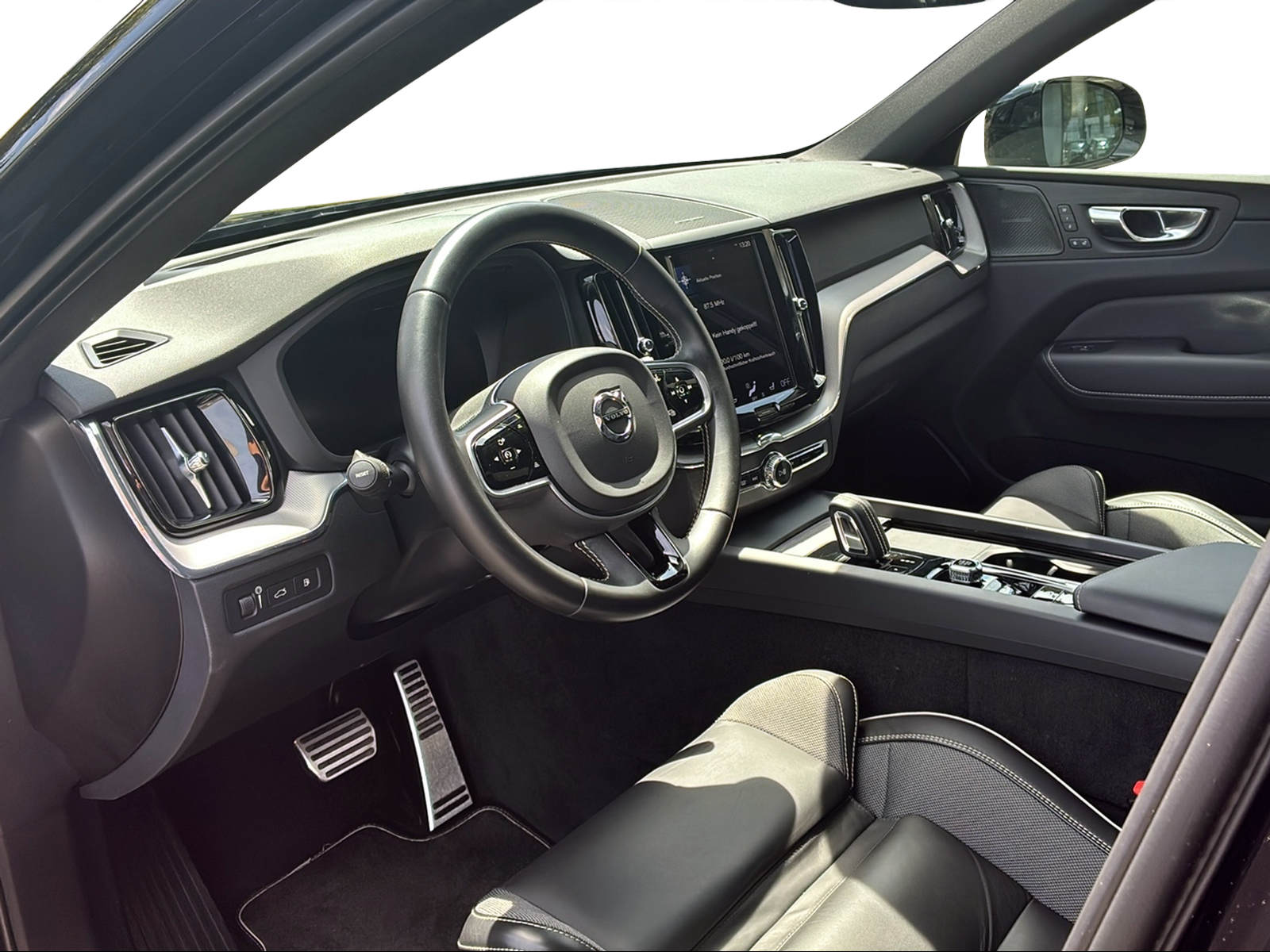 VOLVO XC60 2.0 T8 TE R-Design eAWD-image-9