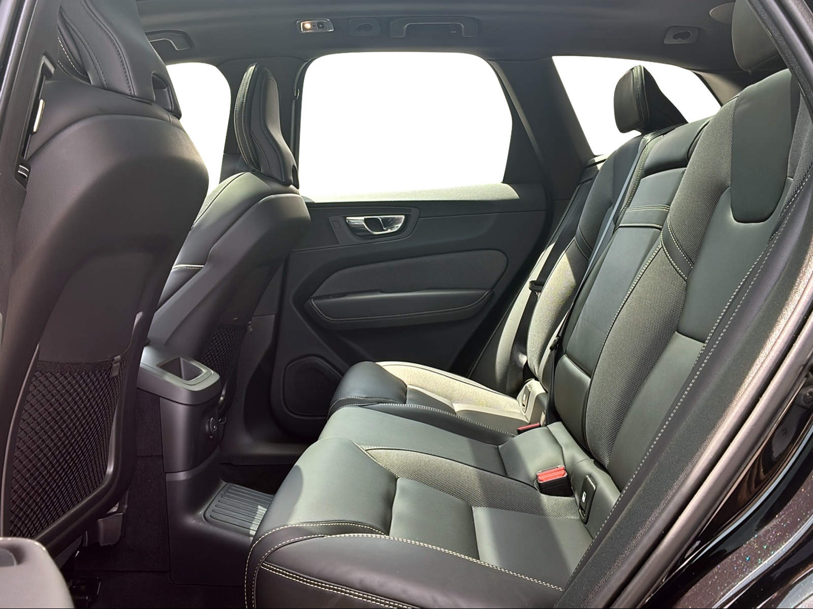 VOLVO XC60 2.0 T8 TE R-Design eAWD-image-11