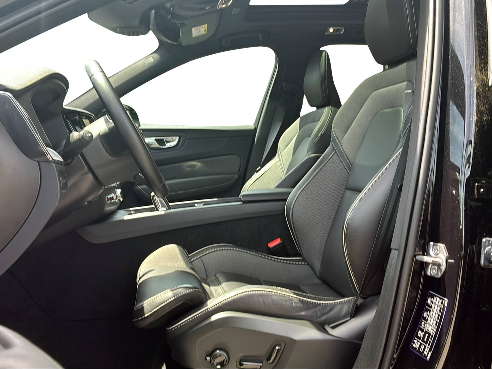 VOLVO XC60 2.0 T8 TE R-Design eAWD-image-8