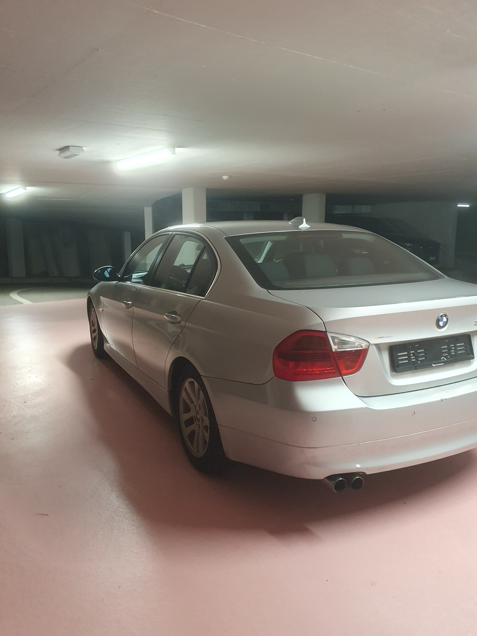 BMW 325i-image-3