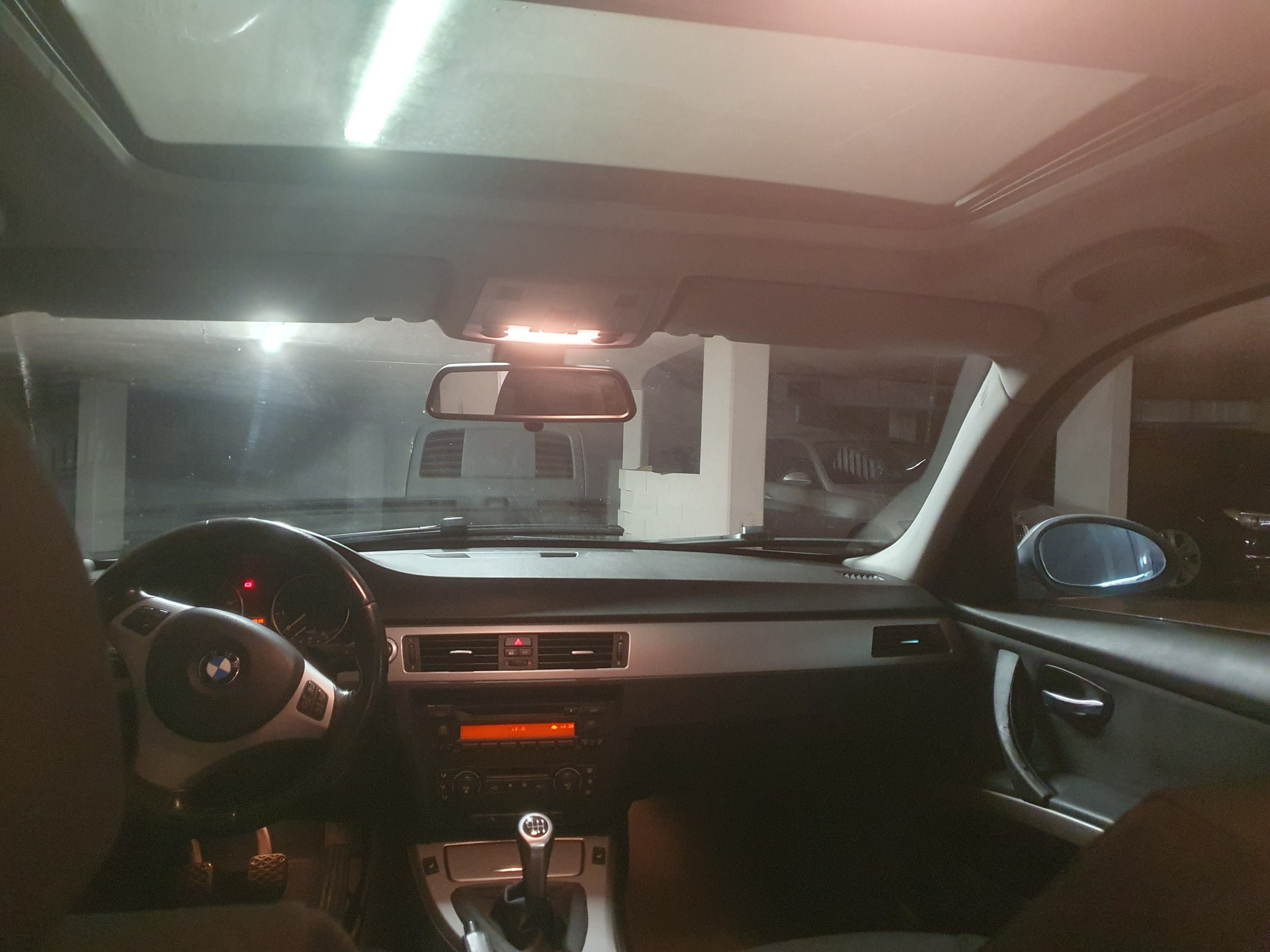 BMW 325i-image-4