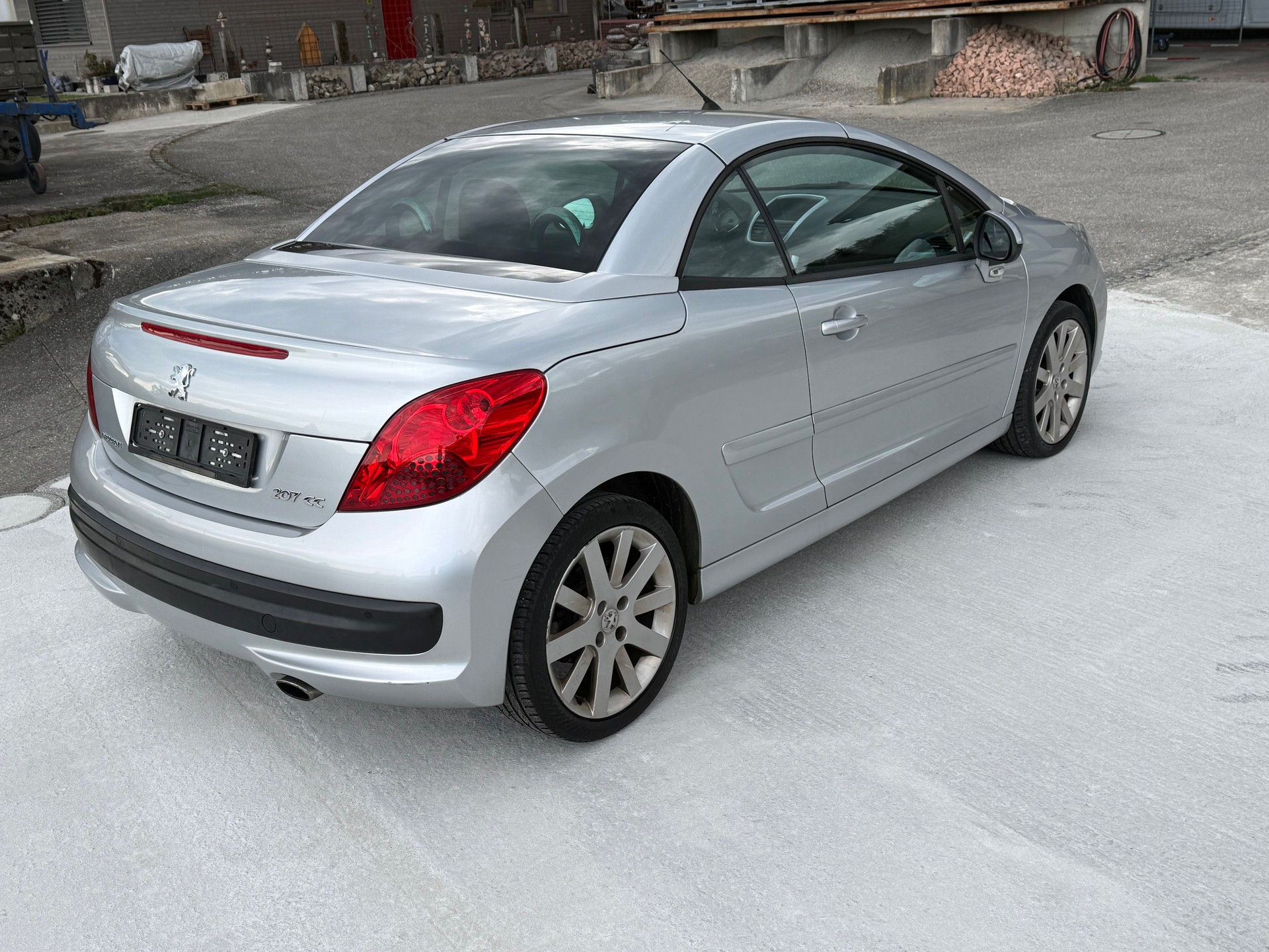 PEUGEOT 207 CC 1.6 16V Turbo Roland Garros Edition-image-6
