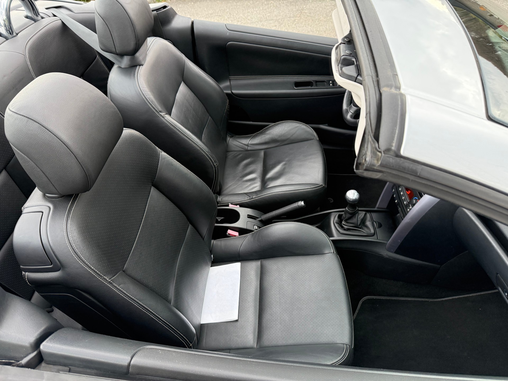 PEUGEOT 207 CC 1.6 16V Turbo Roland Garros Edition-image-8
