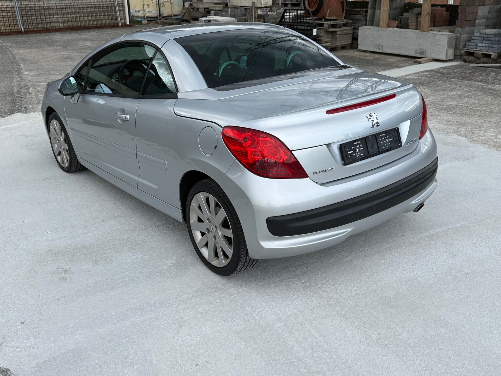 PEUGEOT 207 CC 1.6 16V Turbo Roland Garros Edition-image-5