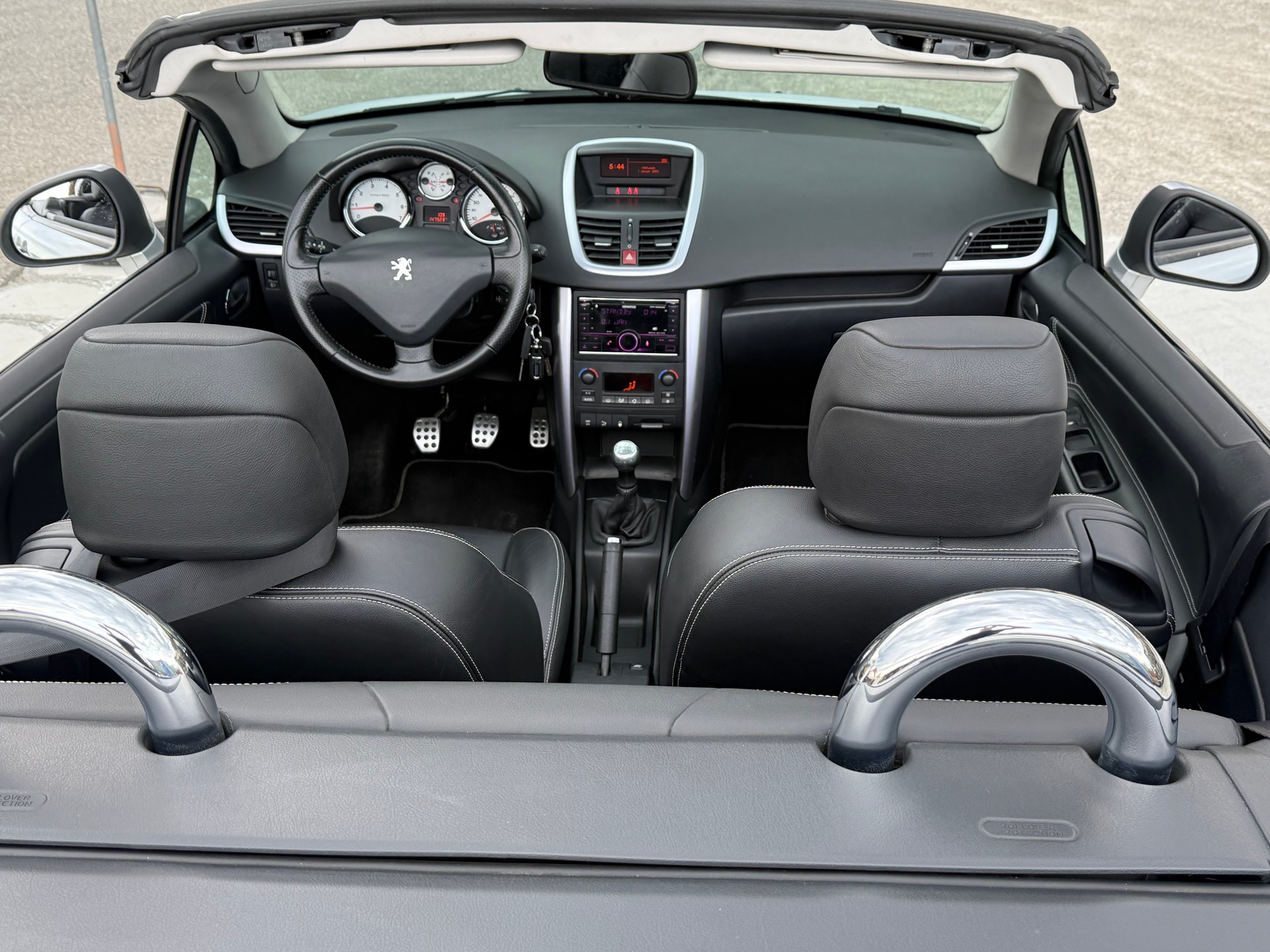 PEUGEOT 207 CC 1.6 16V Turbo Roland Garros Edition-image-9