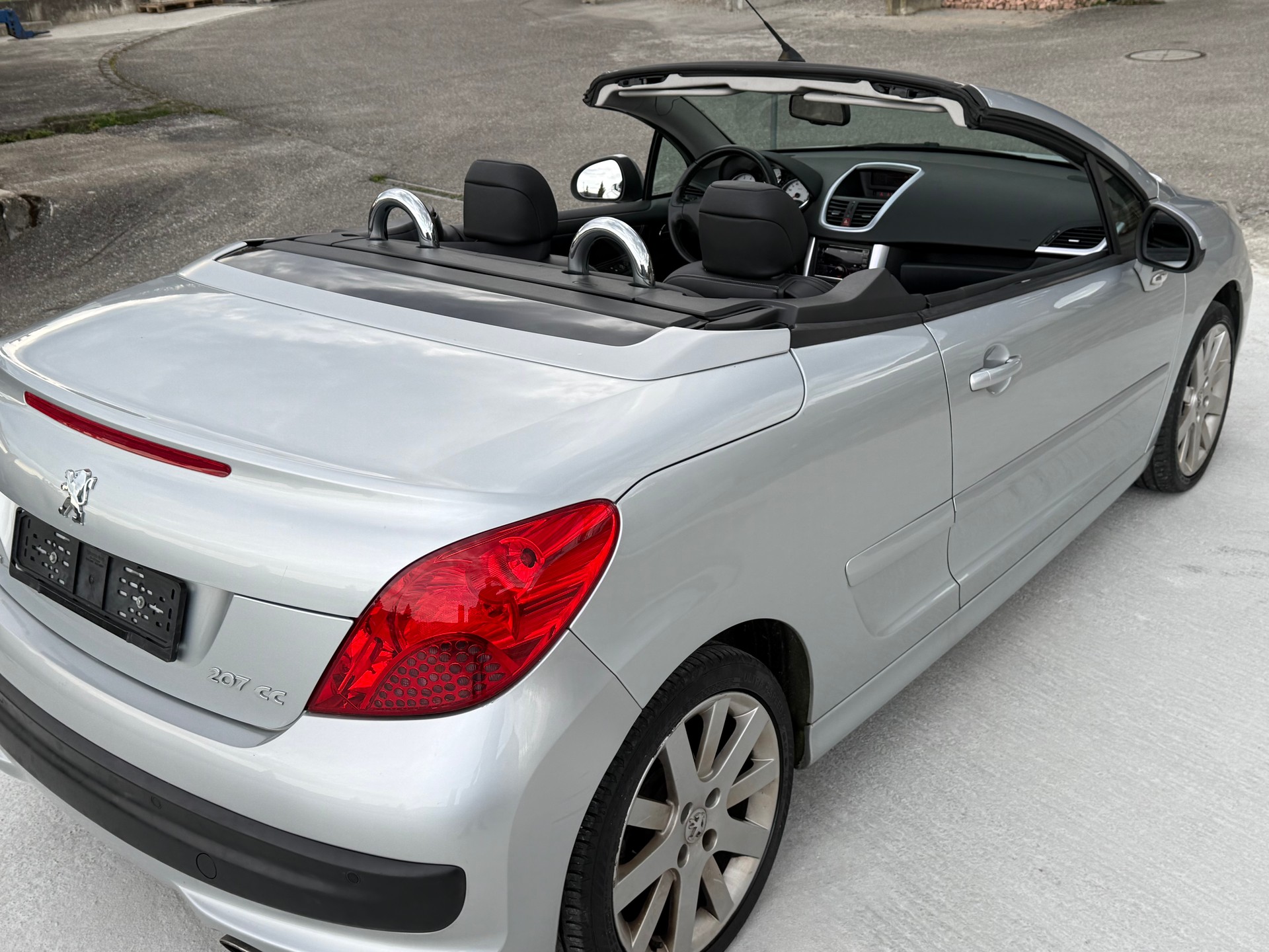 PEUGEOT 207 CC 1.6 16V Turbo Roland Garros Edition-image-2