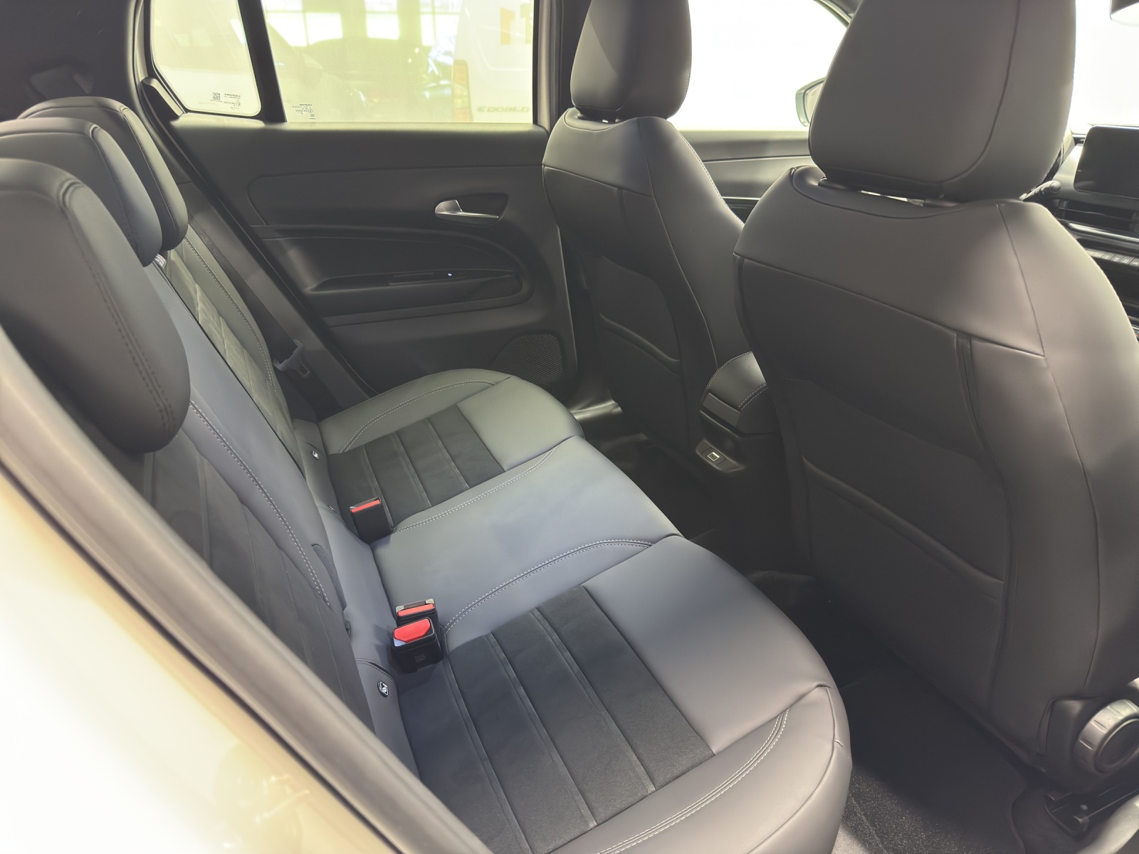 FIAT 600 1.2 Hybrid 145 Sport-image-9
