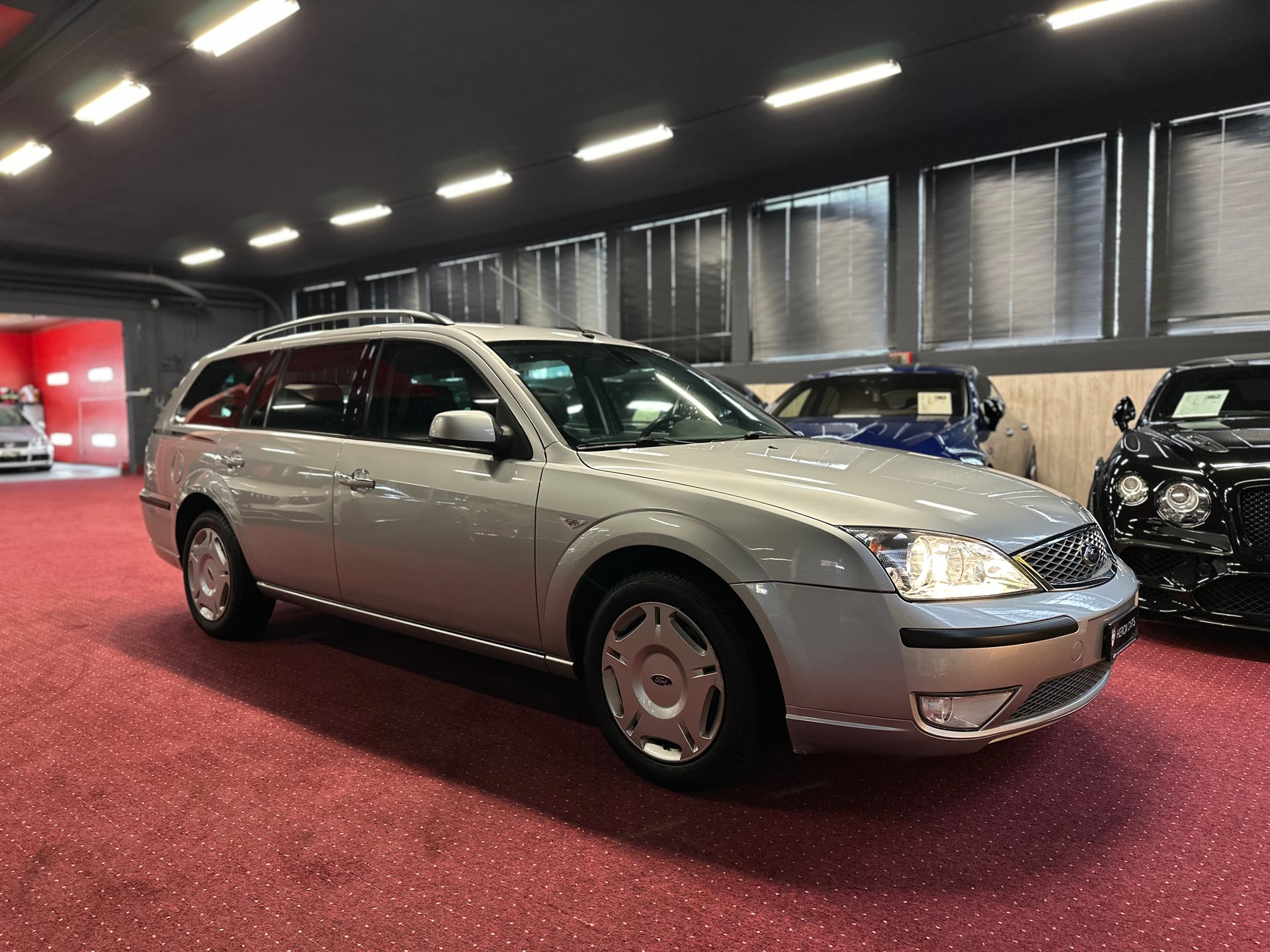 FORD Mondeo 2.0i 16V Titanium / ** Frisch AB MFK + Service 05.2026 **-image-2