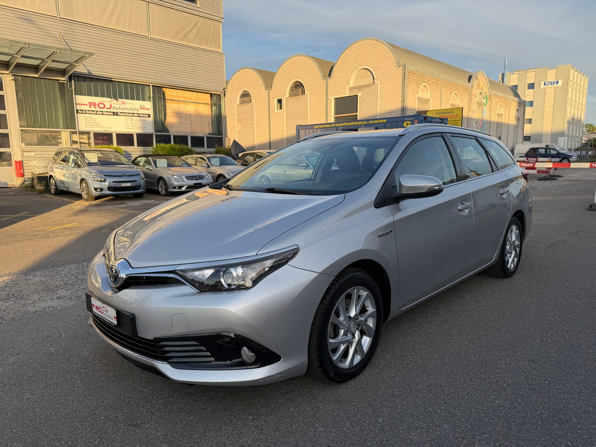 TOYOTA Auris Touring Sports 1.8 HSD Swiss Trend e-CVT-showroom-element-1