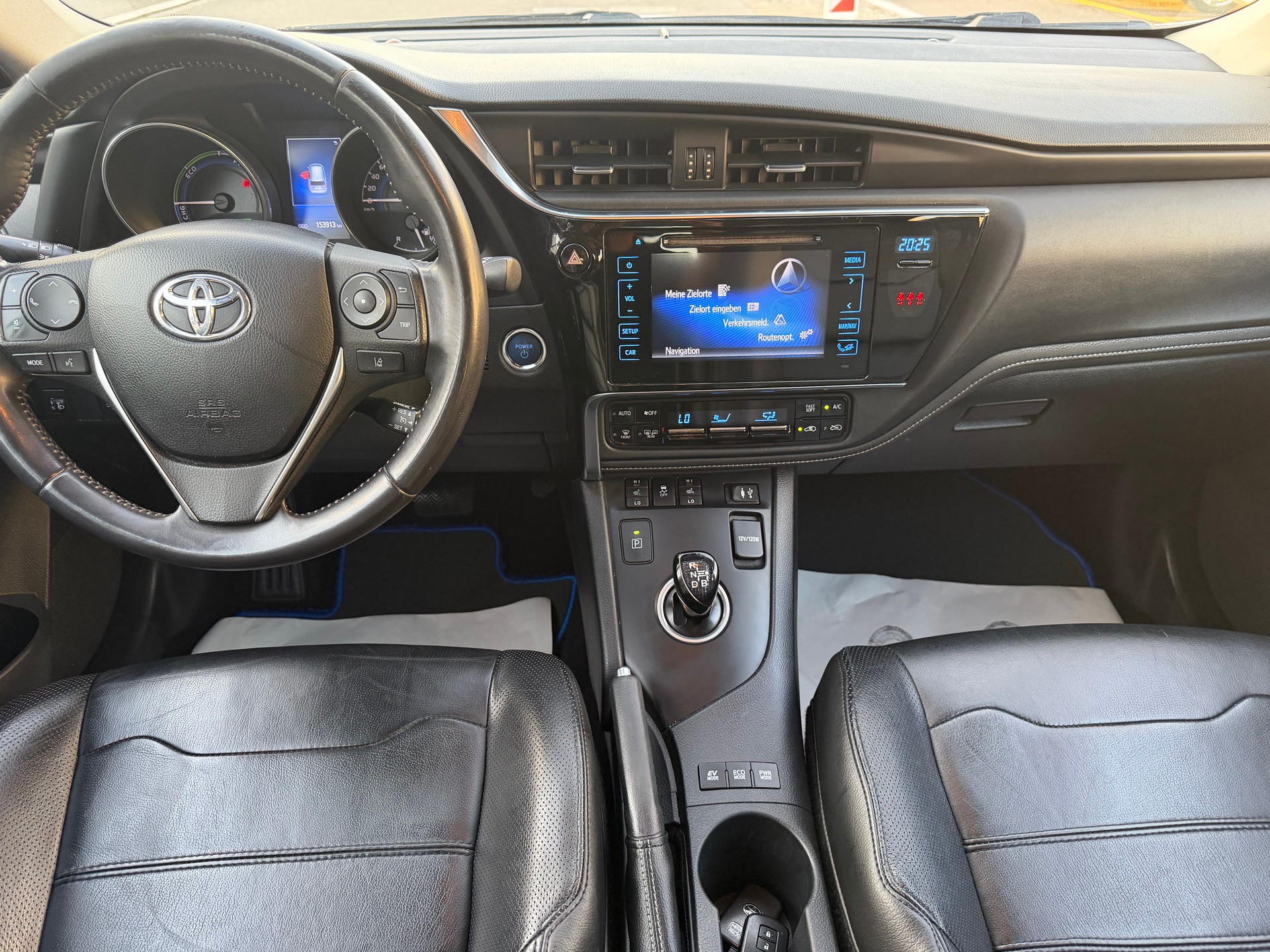 TOYOTA Auris Touring Sports 1.8 HSD Swiss Trend e-CVT-image-9