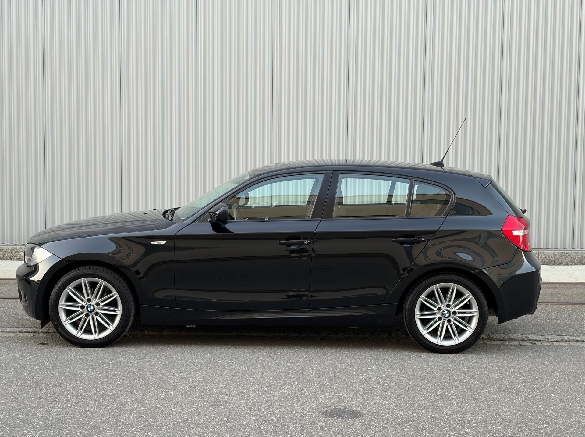 BMW 116i Dynamic Edition-image-1