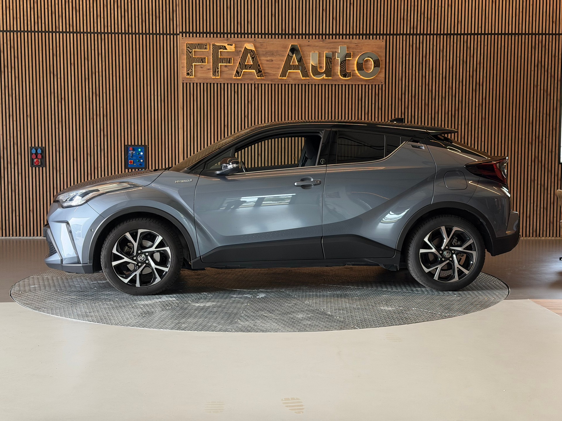 TOYOTA C-HR 2.0 VVTi HSD Trend-image-8