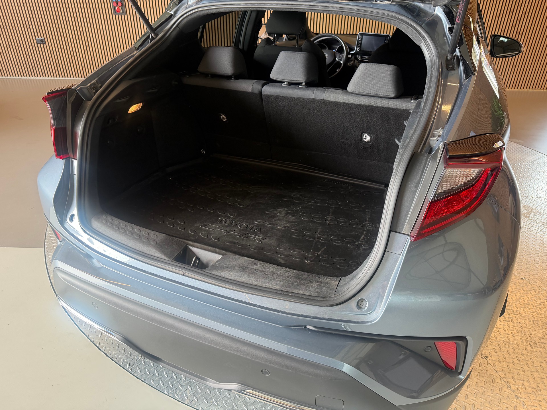TOYOTA C-HR 2.0 VVTi HSD Trend-image-5