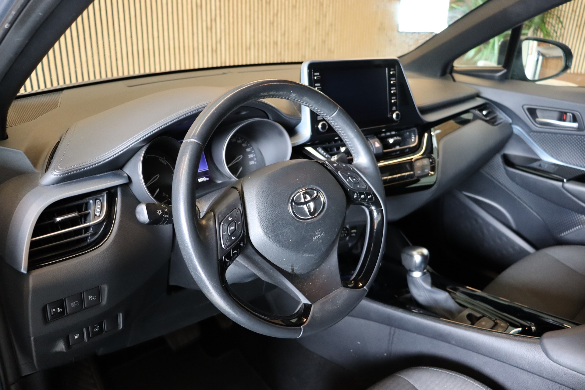 TOYOTA C-HR 2.0 VVTi HSD Trend-image-9