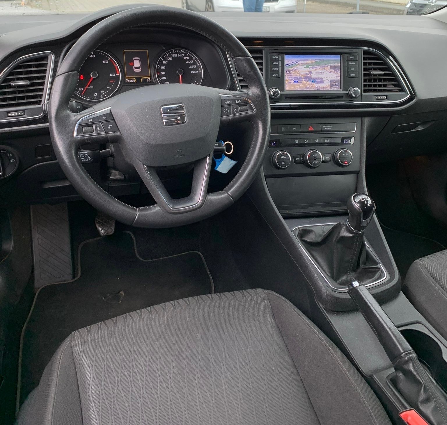 SEAT Leon ST 1.6 TDI Style 4Drive 4X4 (Klimatronik * Alufelgen * Sensoren * Multilenkrad * Led * Navigation * AHK * BO5)-image-11