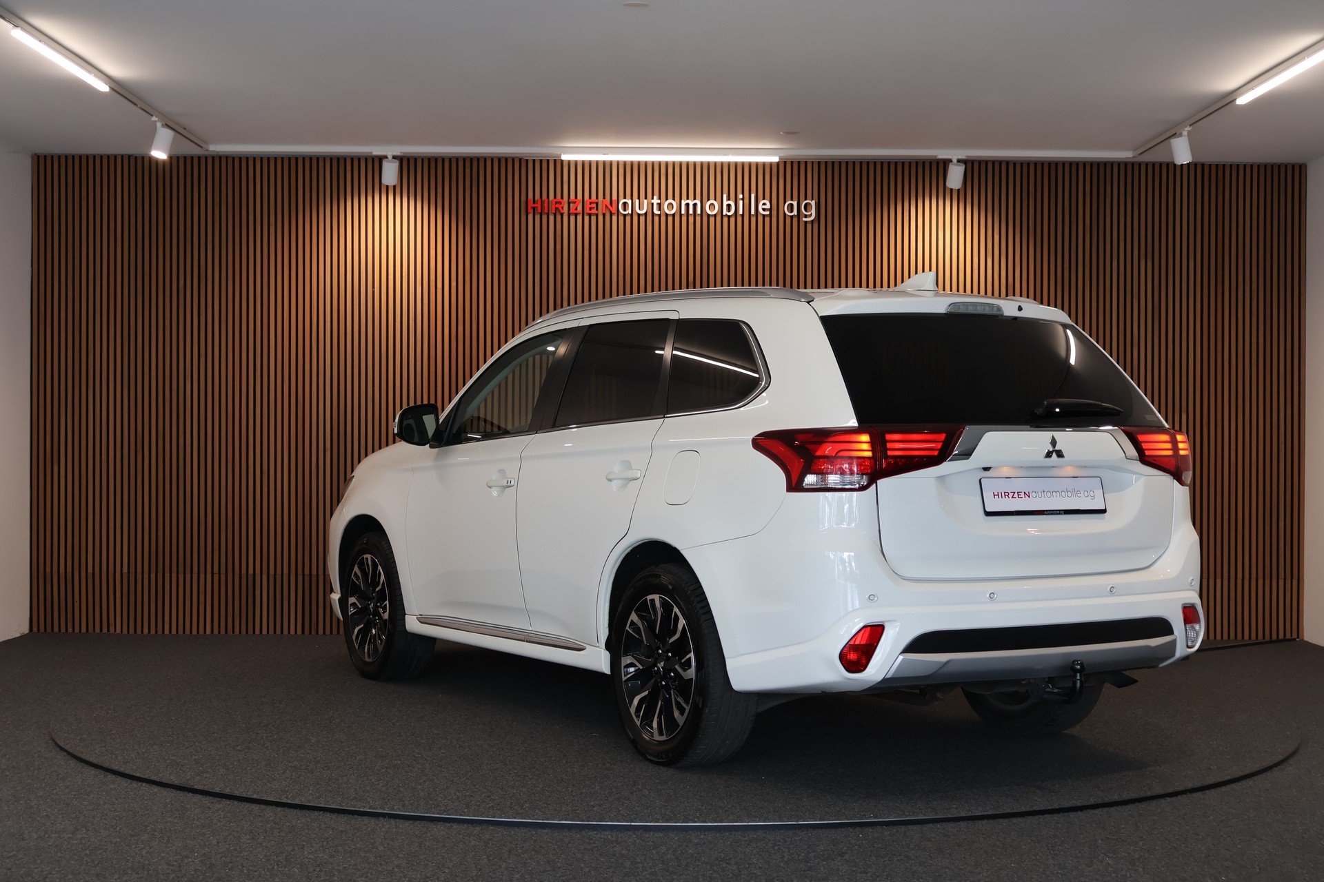 MITSUBISHI Outlander 2.0 PHEV Style 4WD Automatic-image-2