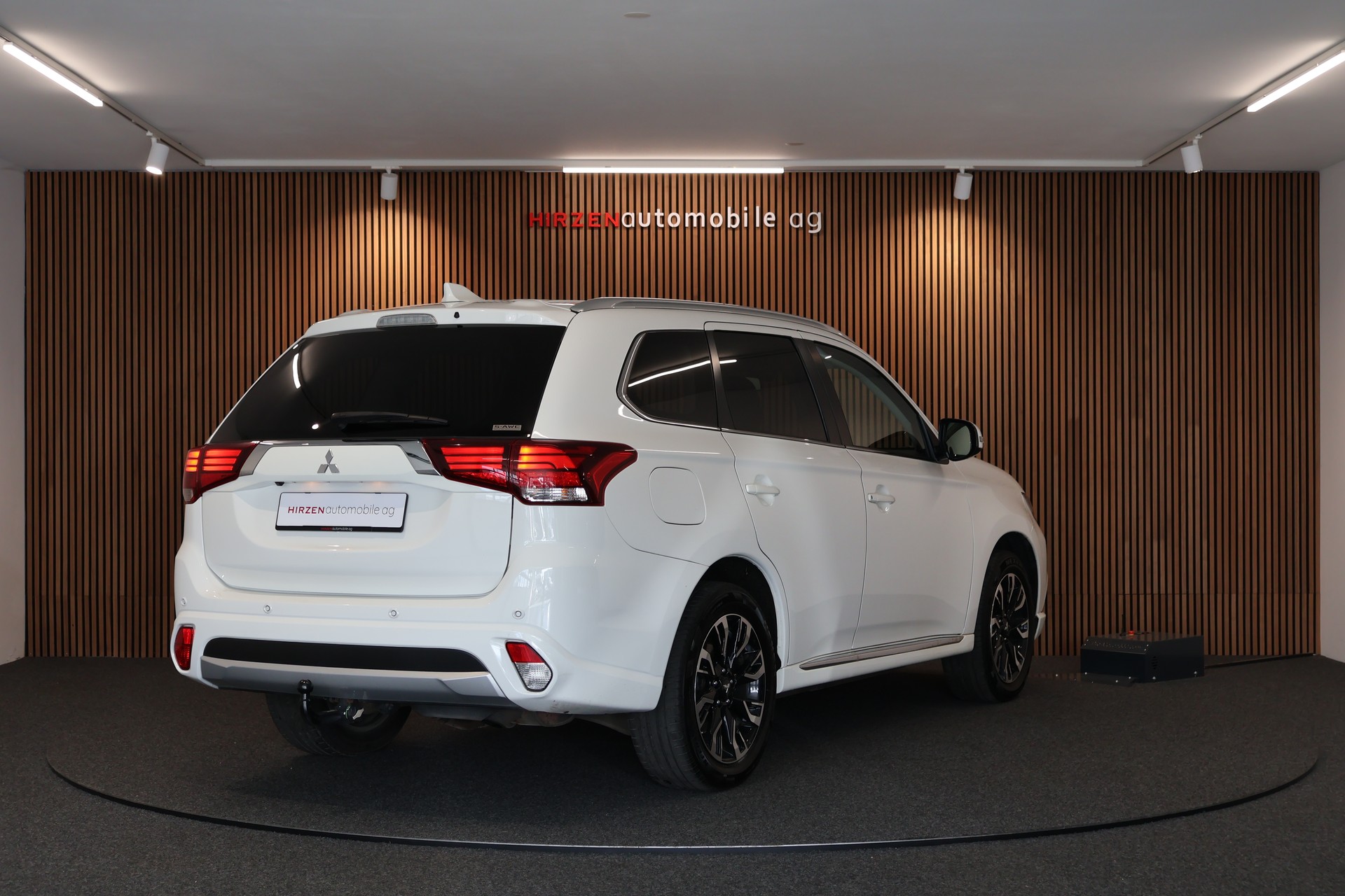 MITSUBISHI Outlander 2.0 PHEV Style 4WD Automatic-image-4