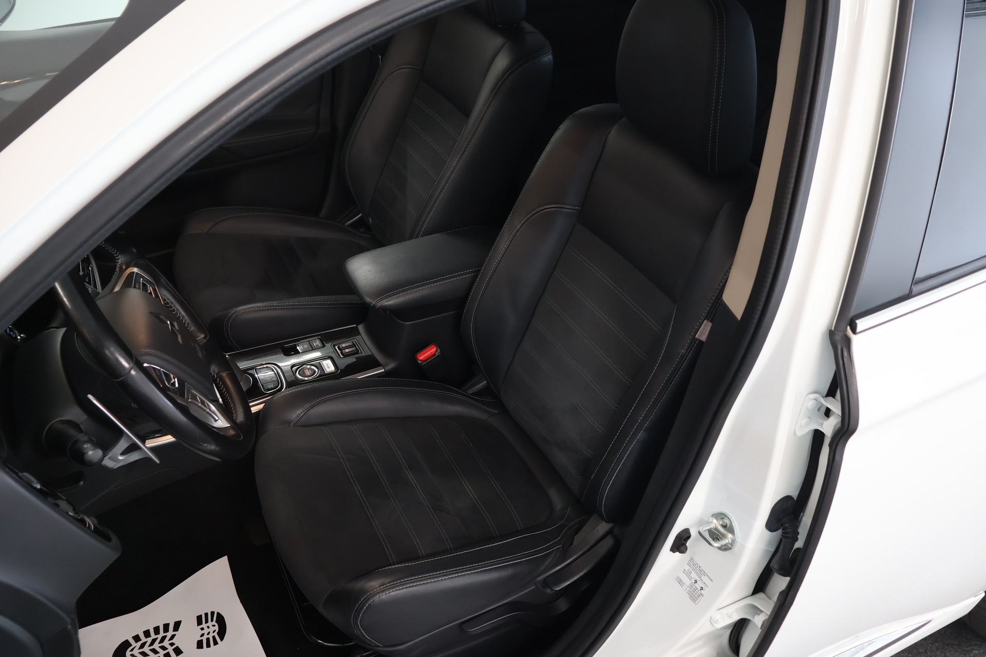 MITSUBISHI Outlander 2.0 PHEV Style 4WD Automatic-image-10