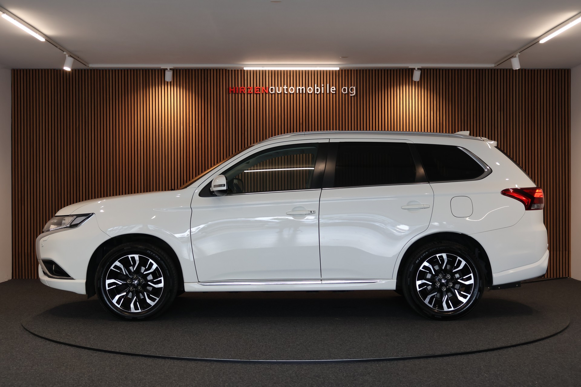 MITSUBISHI Outlander 2.0 PHEV Style 4WD Automatic-image-1