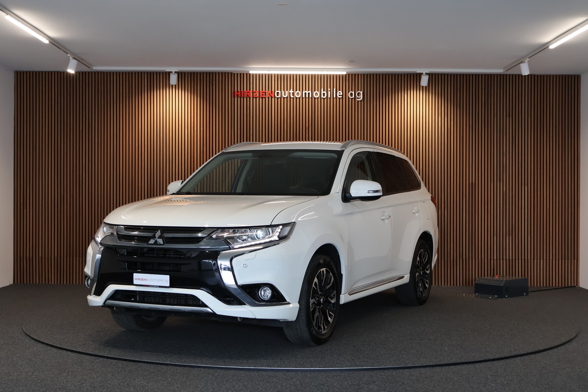 MITSUBISHI Outlander 2.0 PHEV Style 4WD Automatic-image-0