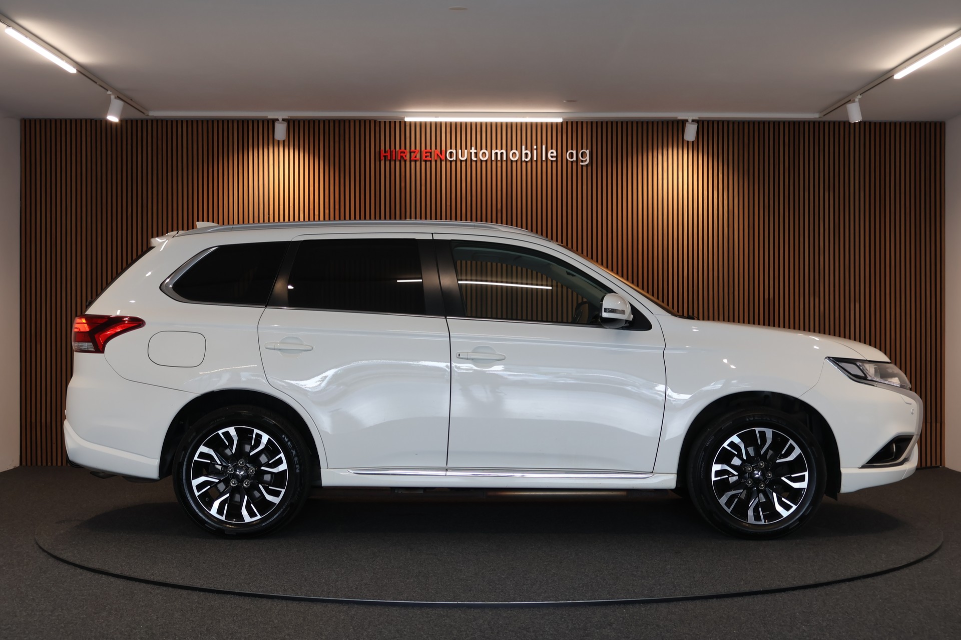 MITSUBISHI Outlander 2.0 PHEV Style 4WD Automatic-image-5