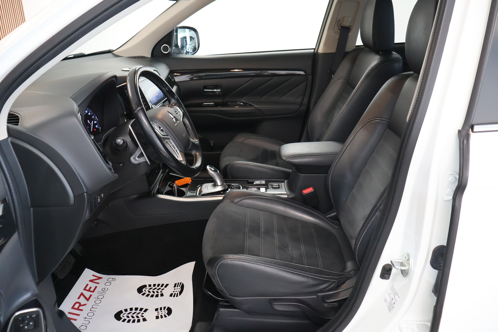 MITSUBISHI Outlander 2.0 PHEV Style 4WD Automatic-image-8
