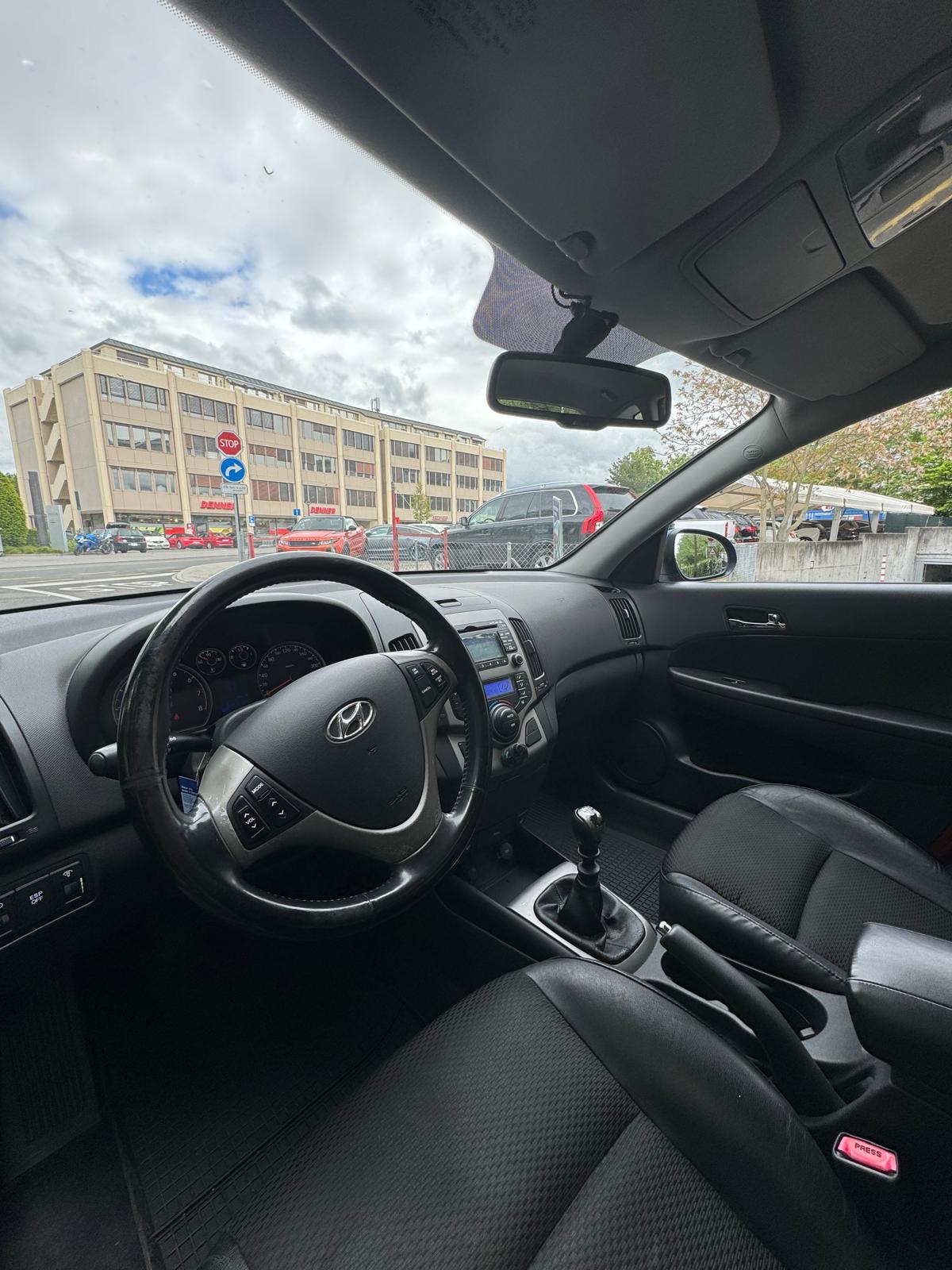 HYUNDAI i30 Wagon 2.0 Premium Automatic-image-12