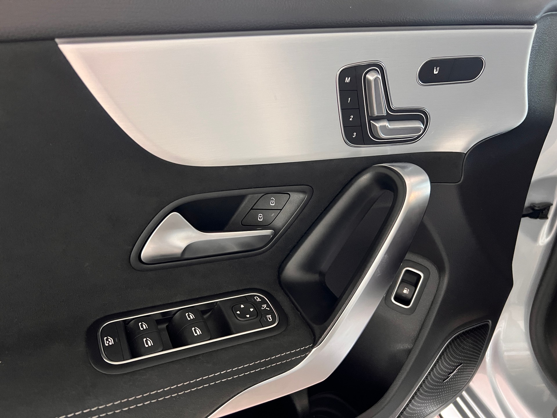 MERCEDES-BENZ A 250 e EQ Star 8G-DCT-image-12